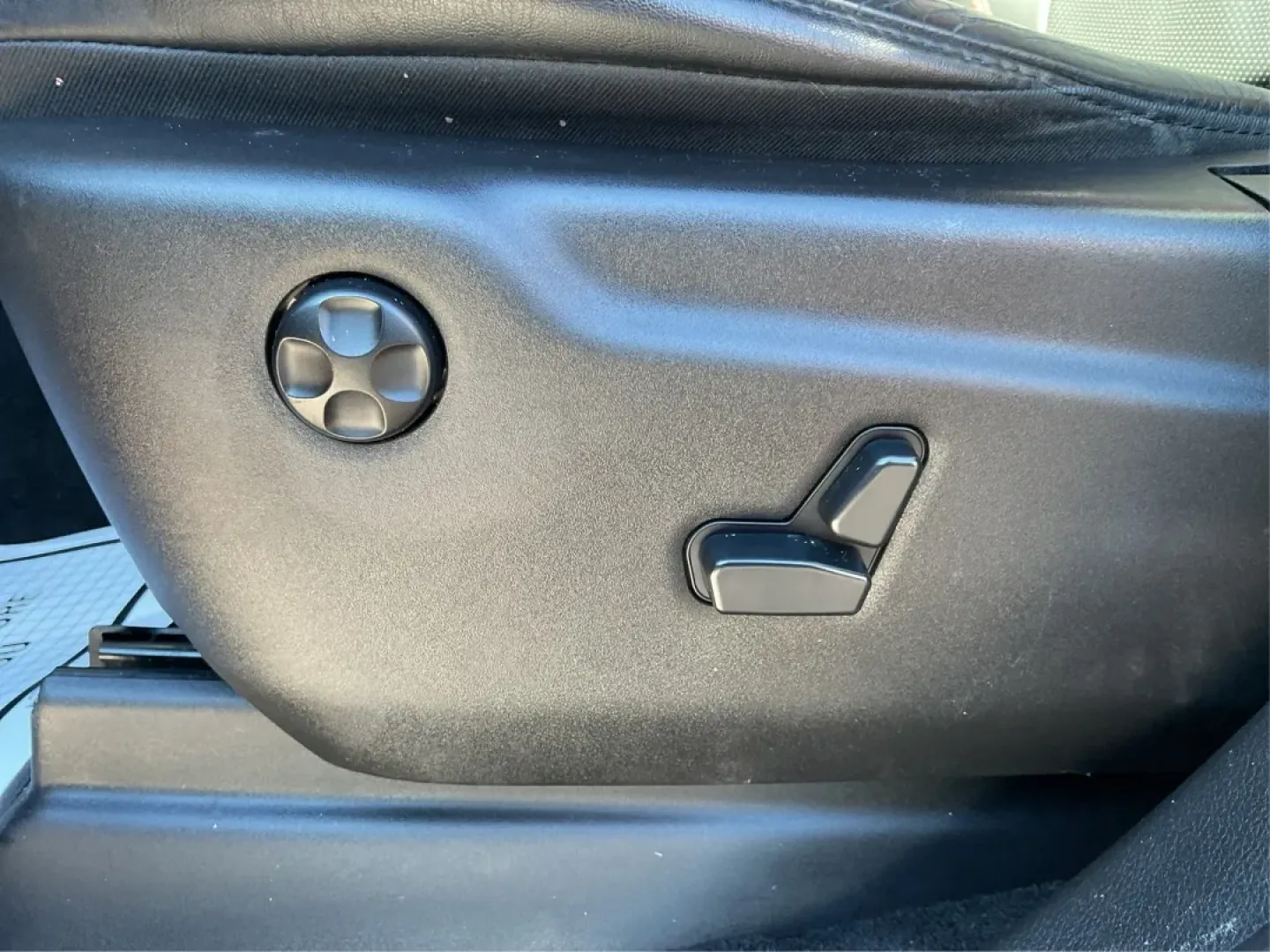 2015 Dodge Durango R/T (1C4SDJCT8FC) with an HEMI 5.7L V-8 variable valve control engine, located at 1230 East Main St, Xenia, OH, 45385, (937) 908-9800, 39.688026, -83.910172 - **Unleash Your Adventurous Spirit with the 2015 Dodge Durango R/T at Advantage Car and Credit - Troy!**<br /> <br /> Are you ready to elevate your family outings or weekend adventures? The 2015 Dodge Durango R/T is the perfect vehicle for those who demand style, performance, and versatility. Whether - Photo#17