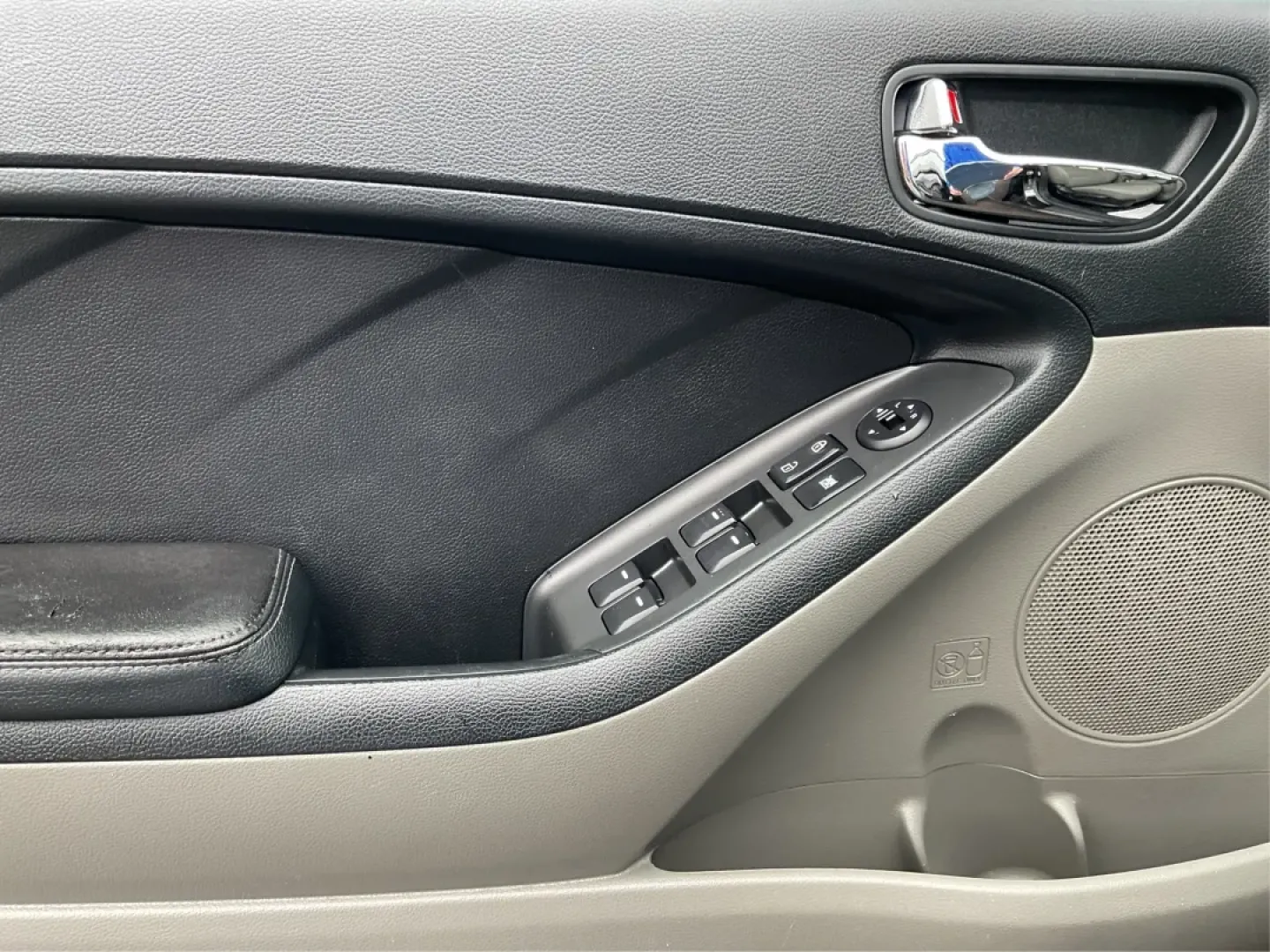 2015 Kia Forte LX (KNAFK4A67F5) with an 1.8L I-4 DOHC engine, located at 1951 S Dayton Lakeview Rd., New Carlisle, OH, 45344, (937) 908-9800, 39.890999, -84.050255 - **Find Your Perfect Commuter Companion: 2015 Kia Forte LX at Advantage Car and Credit - New Carlisle!**<br /> <br /> Are you searching for a reliable sedan that combines efficiency, comfort, and style? Look no further than this 2015 Kia Forte LX, available now at Advantage Car and Credit in New Carl - Photo#17