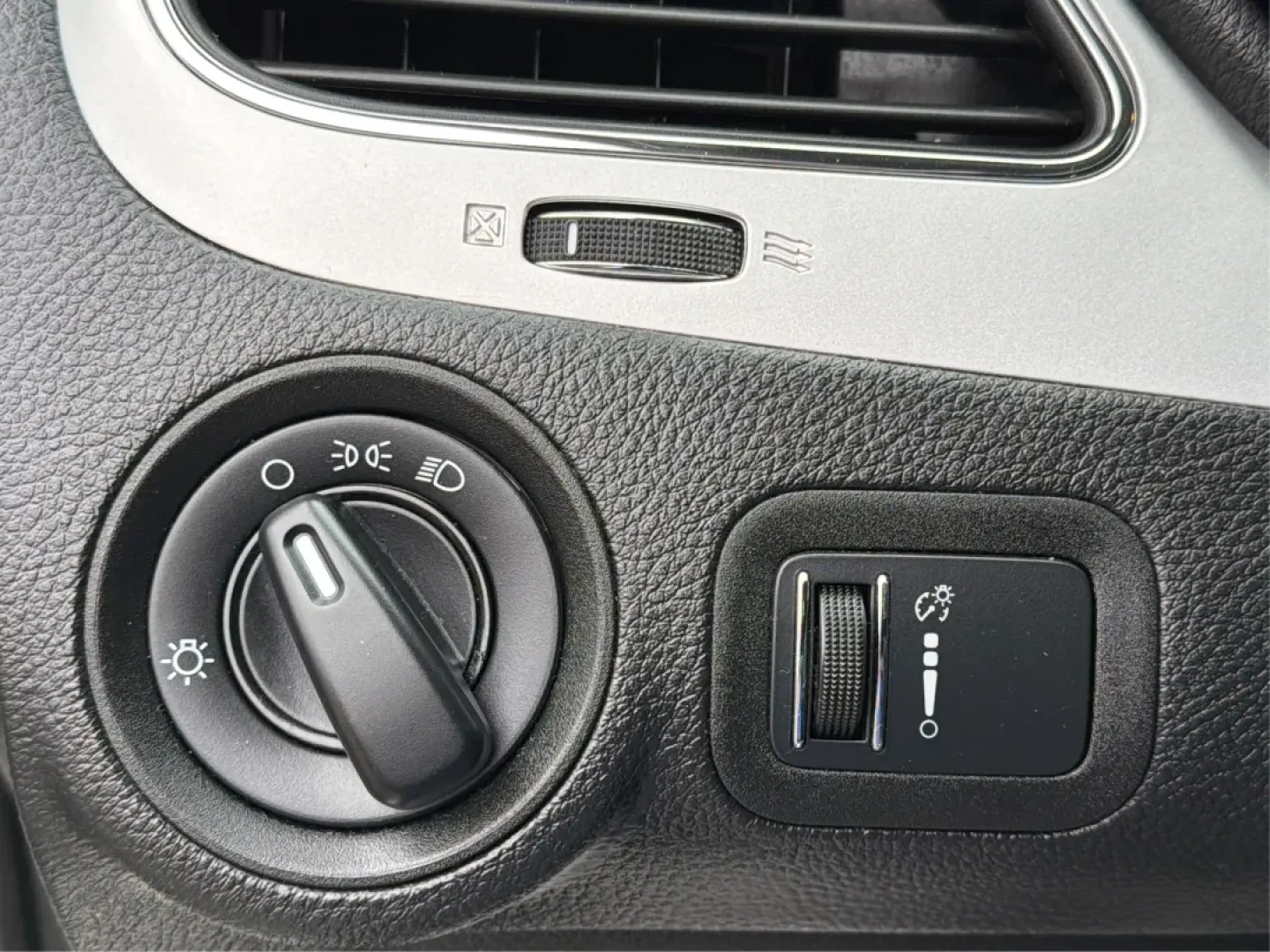 2016 Dodge Journey SE (3C4PDCAB1GT) with an Tigershark MultiAir 2.4L I-4 DOHC engine, located at 1099 N County Rd 25A, Troy, OH, 45373, (937) 908-9800, 40.057079, -84.212883 - Are you searching for the perfect vehicle to accommodate your growing family or enhance your daily commute? Look no further than this stunning 2016 Dodge Journey SE, available now at Advantage Car and Credit in Troy, OH! With its spacious interior and excellent features, this budget-friendly SUV is - Photo#17