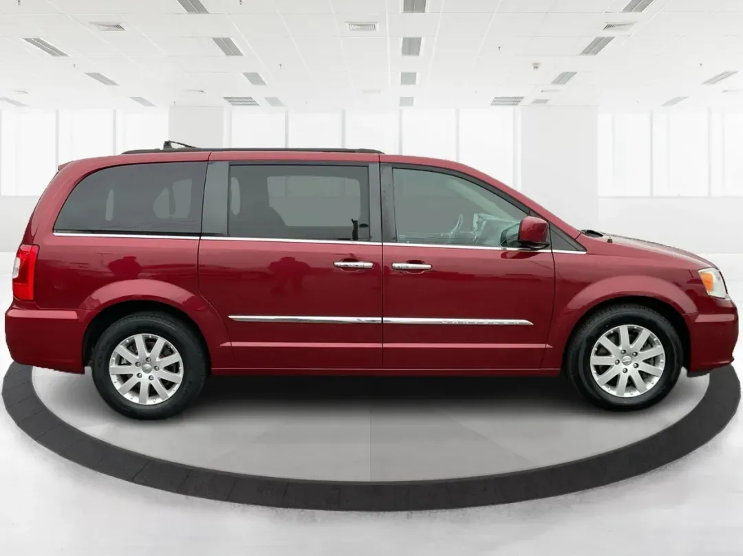 2016 Chrysler Town and Country Touring (2C4RC1BG8GR) with an Pentastar 3.6L V-6 DOHC engine, located at 880 E. National Road, Vandalia, OH, 45377, (937) 908-9800, 39.891918, -84.183594 - **Find Your Family Adventure with This 2016 Chrysler Town and Country at Advantage Car and Credit - Vandalia!**<br /> <br /> Imagine packing up your family and hitting the open road in a reliable, spacious van that caters to all your travel needs. The 2016 Chrysler Town and Country is your ticke - Photo#1