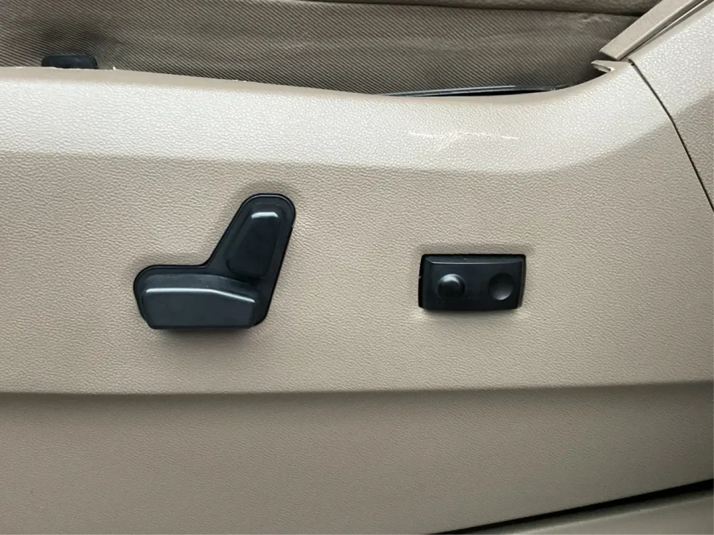 2016 Chrysler Town and Country Touring (2C4RC1BG8GR) with an Pentastar 3.6L V-6 DOHC engine, located at 880 E. National Road, Vandalia, OH, 45377, (937) 908-9800, 39.891918, -84.183594 - **Find Your Family Adventure with This 2016 Chrysler Town and Country at Advantage Car and Credit - Vandalia!**<br /> <br /> Imagine packing up your family and hitting the open road in a reliable, spacious van that caters to all your travel needs. The 2016 Chrysler Town and Country is your ticke - Photo#17