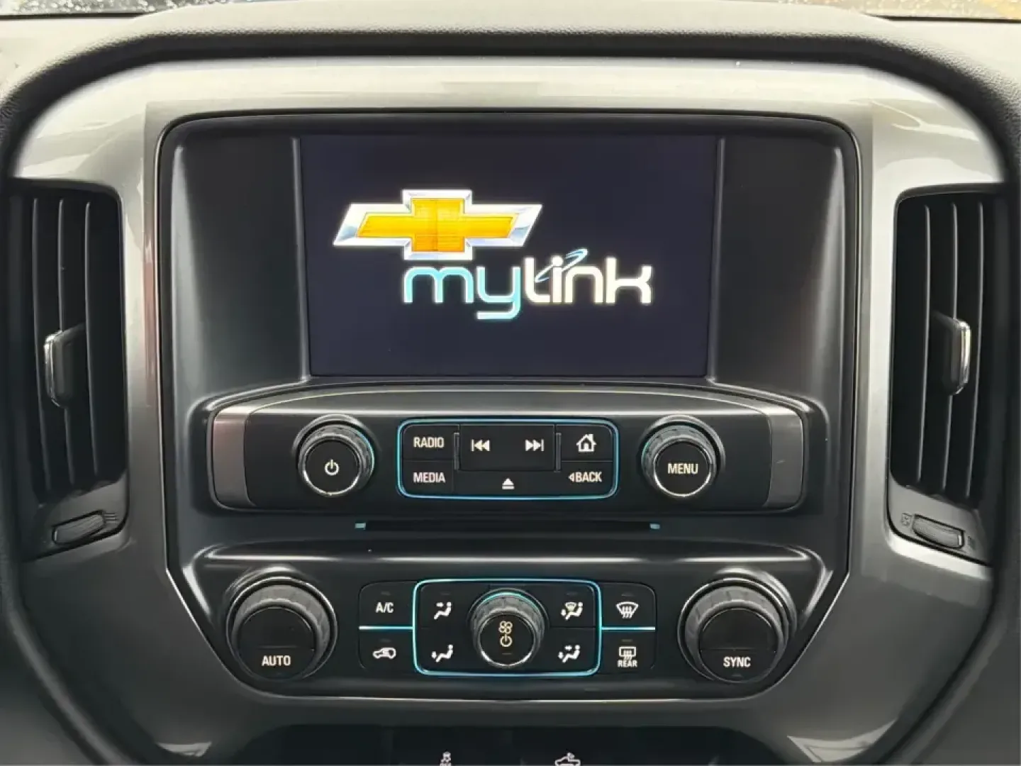 2014 Chevrolet Silverado 1500 1LT (3GCUKREC1EG) with an 5.3L V8 OHV 16V engine, 6-Speed Automatic transmission, located at 1230 East Main St, Xenia, OH, 45385, (937) 908-9800, 39.688026, -83.910172 - **Elevate Your Lifestyle with the 2014 Chevrolet Silverado 1500** <br /> <br /> Unleash the power of adventure with the 2014 Chevrolet Silverado 1500, the perfect companion for weekend road trips, family outings, or tackling tough jobs around Troy, OH. This rugged yet refined truck blends capabilit - Photo#12