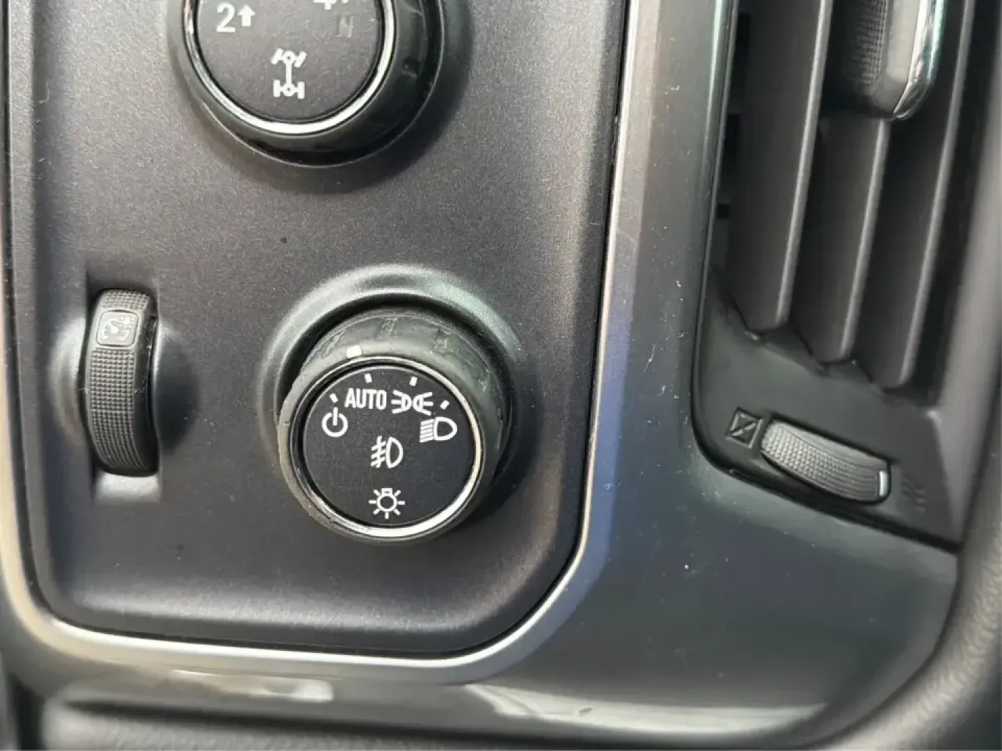 2014 Chevrolet Silverado 1500 1LT (3GCUKREC1EG) with an 5.3L V8 OHV 16V engine, 6-Speed Automatic transmission, located at 1230 East Main St, Xenia, OH, 45385, (937) 908-9800, 39.688026, -83.910172 - **Elevate Your Lifestyle with the 2014 Chevrolet Silverado 1500** <br /> <br /> Unleash the power of adventure with the 2014 Chevrolet Silverado 1500, the perfect companion for weekend road trips, family outings, or tackling tough jobs around Troy, OH. This rugged yet refined truck blends capabilit - Photo#16