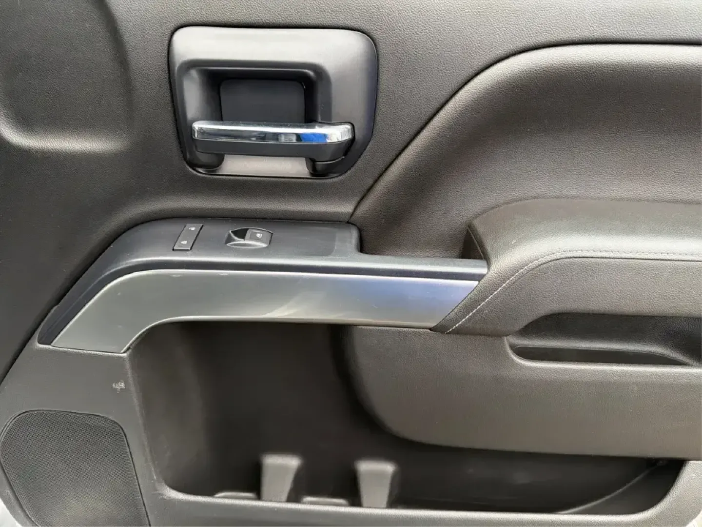 2014 Chevrolet Silverado 1500 1LT (3GCUKREC1EG) with an 5.3L V8 OHV 16V engine, 6-Speed Automatic transmission, located at 1230 East Main St, Xenia, OH, 45385, (937) 908-9800, 39.688026, -83.910172 - **Elevate Your Lifestyle with the 2014 Chevrolet Silverado 1500** <br /> <br /> Unleash the power of adventure with the 2014 Chevrolet Silverado 1500, the perfect companion for weekend road trips, family outings, or tackling tough jobs around Troy, OH. This rugged yet refined truck blends capabilit - Photo#19