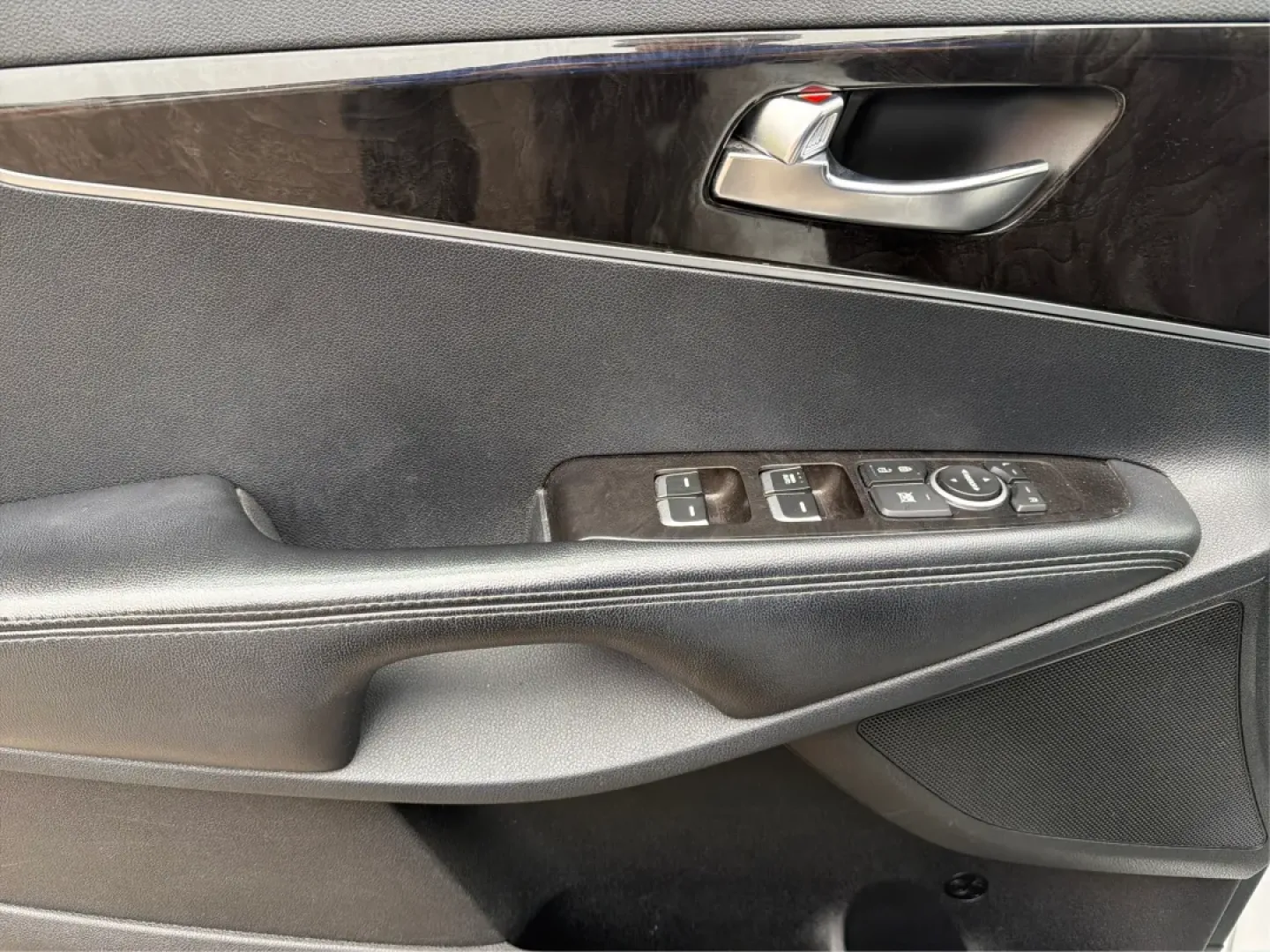 2016 Kia Sorento 2.4L LX (5XYPGDA36GG) with an 2.4L I-4 gasoline direct injection engine, located at 1951 S Dayton Lakeview Rd., New Carlisle, OH, 45344, (937) 908-9800, 39.890999, -84.050255 - **Experience Adventure with the 2016 Kia Sorento Your Perfect Family SUV!**<br /> <br /> Are you ready to elevate your family's adventures with a vehicle that's as versatile as your lifestyle? Look no further than the 2016 Kia Sorento, available now at Advantage Car and Credit in New Carlisle, OH. - Photo#18