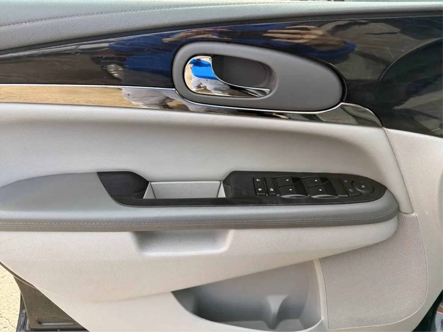 2015 Buick Enclave Convenience (5GAKRAKD9FJ) with an 3.6L V-6 gasoline direct injection engine, located at 8750 N County Rd 25A, Piqua, OH, 45356, (937) 908-9800, 40.164391, -84.232513 - Discover the perfect blend of comfort, space, and reliability with the 2015 Buick Enclave, an ideal choice for growing families and adventure seekers alike. This versatile SUV not only accommodates your family's needs but also elevates your everyday driving experience. Priced competitively and offer - Photo#19