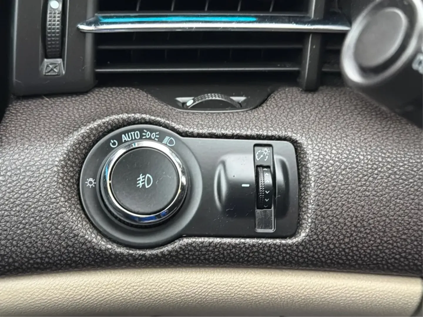 2014 Chevrolet Malibu 2LT (1G11E5SL4EF) with an ECOTEC 2.5L I-4 gasoline direct injection engine, located at 4508 South Dixie Dr, Moraine, OH, 45439, (937) 908-9800, 39.689976, -84.218452 - **Drive into Comfort and Confidence with the 2014 Chevrolet Malibu 2LT!**<br /> <br /> Are you searching for the perfect vehicle to elevate your daily commute or weekend adventures? Look no further! The 2014 Chevrolet Malibu 2LT is designed for those who value comfort, practicality, and style. Wheth - Photo#17