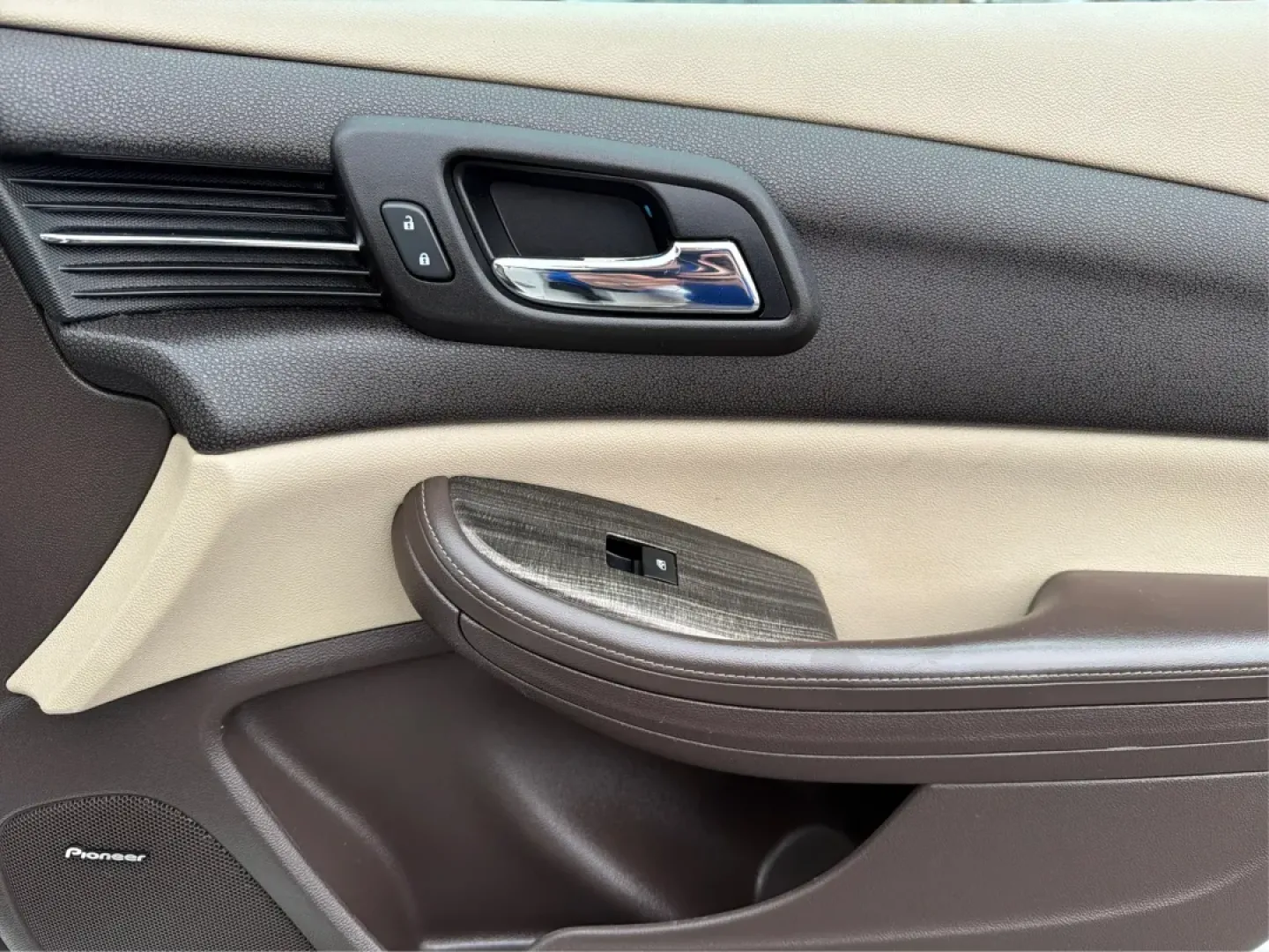 2014 Chevrolet Malibu 2LT (1G11E5SL4EF) with an ECOTEC 2.5L I-4 gasoline direct injection engine, located at 4508 South Dixie Dr, Moraine, OH, 45439, (937) 908-9800, 39.689976, -84.218452 - **Drive into Comfort and Confidence with the 2014 Chevrolet Malibu 2LT!**<br /> <br /> Are you searching for the perfect vehicle to elevate your daily commute or weekend adventures? Look no further! The 2014 Chevrolet Malibu 2LT is designed for those who value comfort, practicality, and style. Wheth - Photo#20