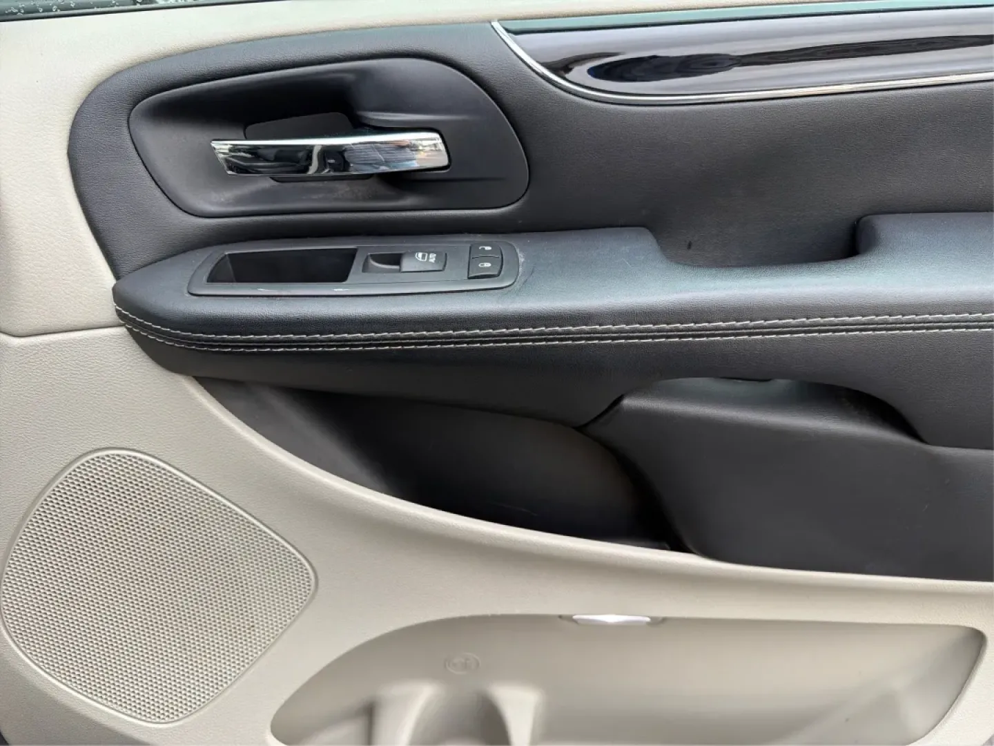 2017 Dodge Grand Caravan SXT (2C4RDGCG4HR) with an Pentastar 3.6L V-6 DOHC engine, located at 8750 N County Rd 25A, Piqua, OH, 45356, (937) 908-9800, 40.164391, -84.232513 - 2017 Dodge Grand Caravan SXT - Photo#20