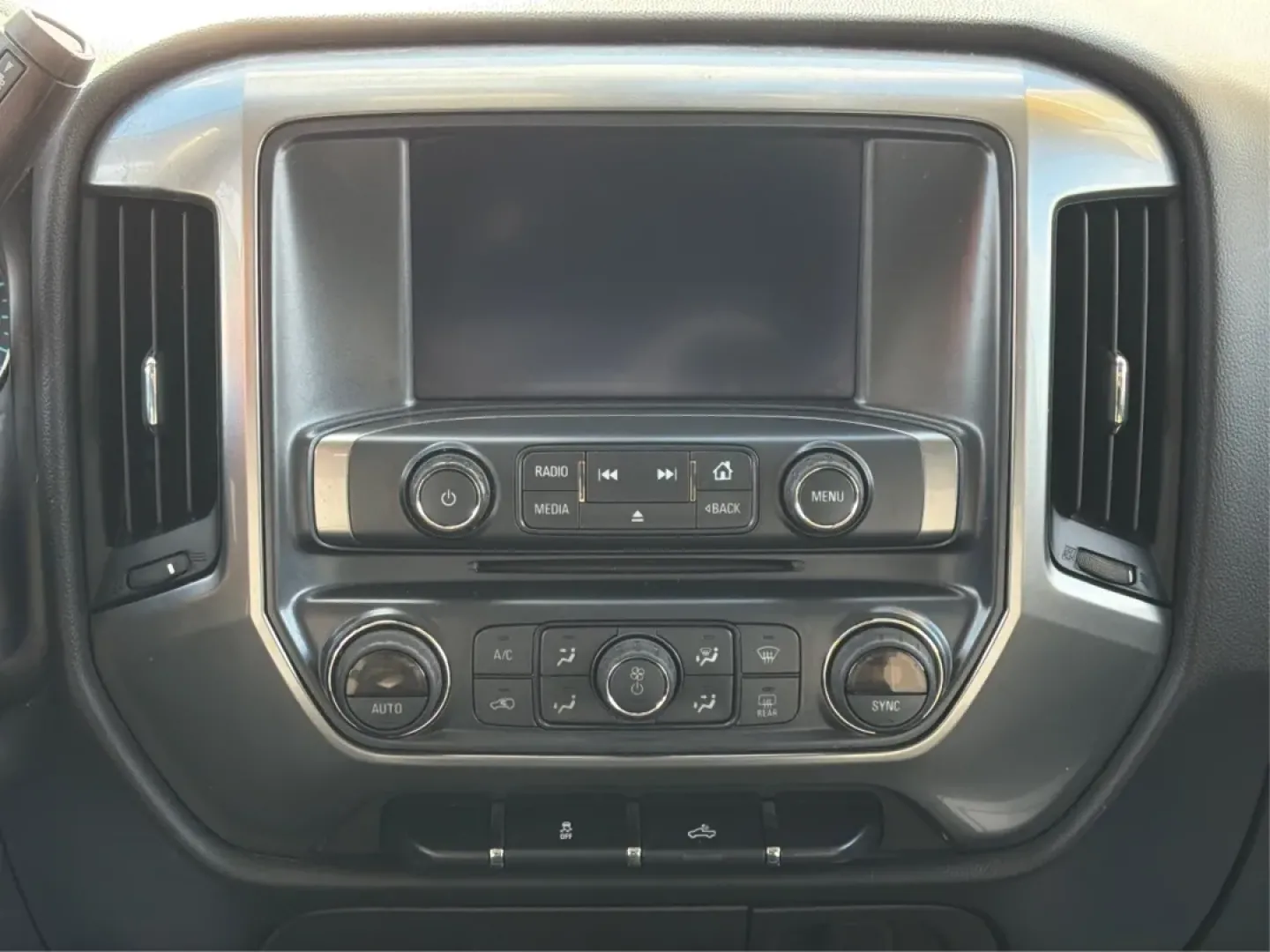 2016 Chevrolet Silverado 1500 1LT (1GCUKREC8GF) with an EcoTec3 5.3L V-8 gasoline direct injection engine, located at 4508 South Dixie Dr, Moraine, OH, 45439, (937) 908-9800, 39.689976, -84.218452 - **Discover the Ultimate Adventure with the 2016 Chevrolet Silverado 1500 at Advantage Car and Credit - Vandalia!**<br /> <br /> Are you ready to elevate your driving experience and tackle the open road with confidence? Look no further than our stunning 2016 Chevrolet Silverado 1500, available now at - Photo#12