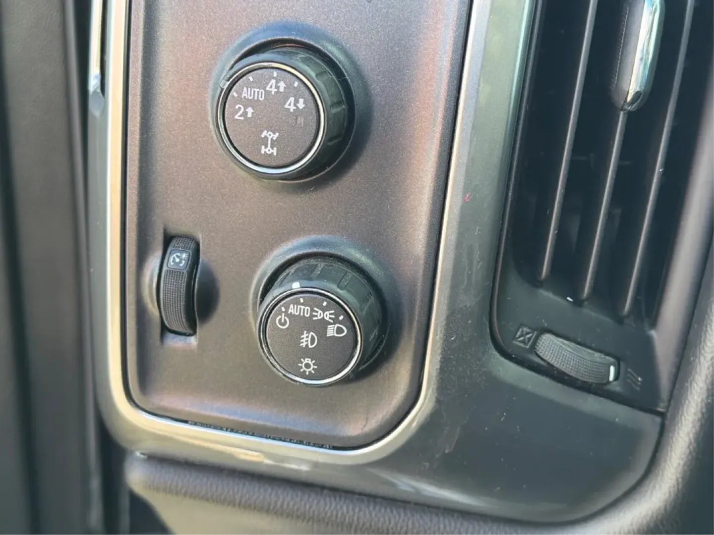 2016 Chevrolet Silverado 1500 1LT (1GCUKREC8GF) with an EcoTec3 5.3L V-8 gasoline direct injection engine, located at 4508 South Dixie Dr, Moraine, OH, 45439, (937) 908-9800, 39.689976, -84.218452 - **Discover the Ultimate Adventure with the 2016 Chevrolet Silverado 1500 at Advantage Car and Credit - Vandalia!**<br /> <br /> Are you ready to elevate your driving experience and tackle the open road with confidence? Look no further than our stunning 2016 Chevrolet Silverado 1500, available now at - Photo#16