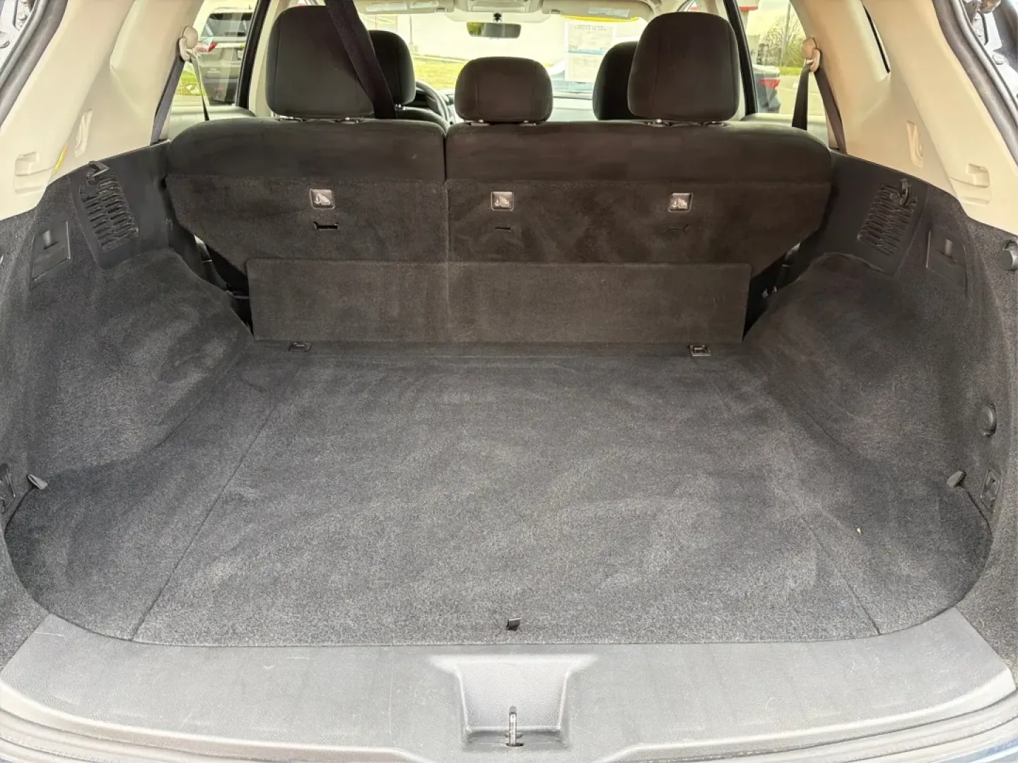 2016 Nissan Murano S (5N1AZ2MH1GN) with an 3.5L V-6 DOHC engine, located at 880 E. National Road, Vandalia, OH, 45377, (937) 908-9800, 39.891918, -84.183594 - **Elevate Your Daily Drive with the 2016 Nissan Murano S Perfect for Families and Adventurers Alike!**<br /> <br /> Are you in search of a vehicle that seamlessly blends style, comfort, and performance? Look no further than this stunning **2016 Nissan Murano S**, available now at **Advantage Car an - Photo#12