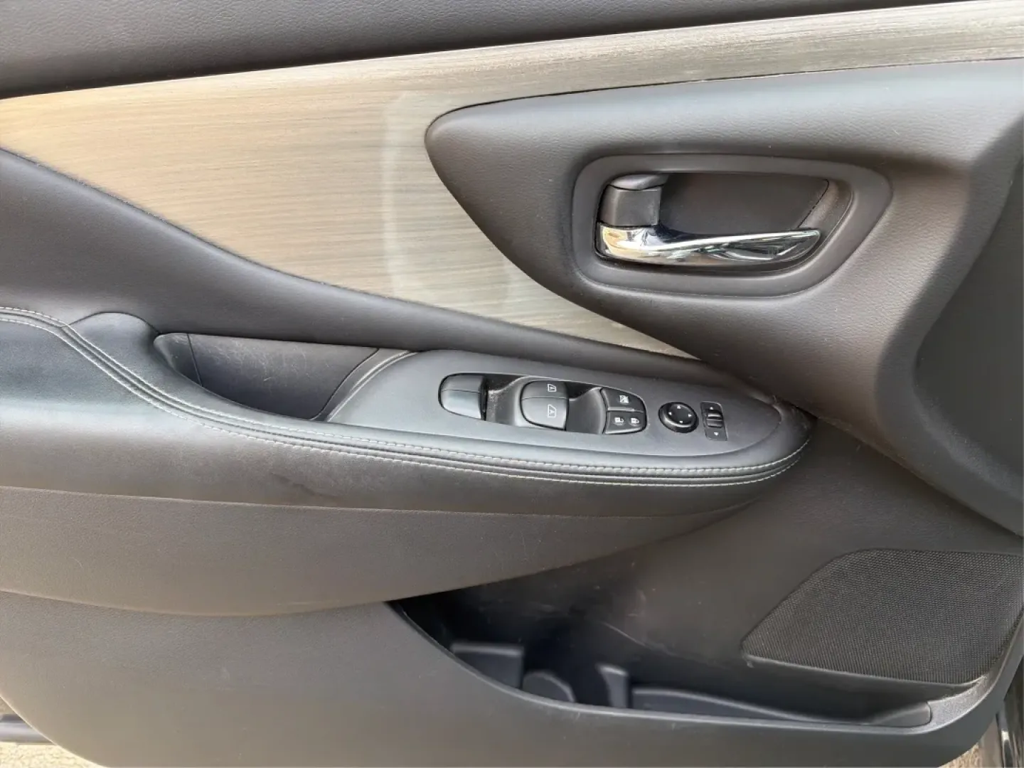 2016 Nissan Murano S (5N1AZ2MH1GN) with an 3.5L V-6 DOHC engine, located at 880 E. National Road, Vandalia, OH, 45377, (937) 908-9800, 39.891918, -84.183594 - **Elevate Your Daily Drive with the 2016 Nissan Murano S Perfect for Families and Adventurers Alike!**<br /> <br /> Are you in search of a vehicle that seamlessly blends style, comfort, and performance? Look no further than this stunning **2016 Nissan Murano S**, available now at **Advantage Car an - Photo#17