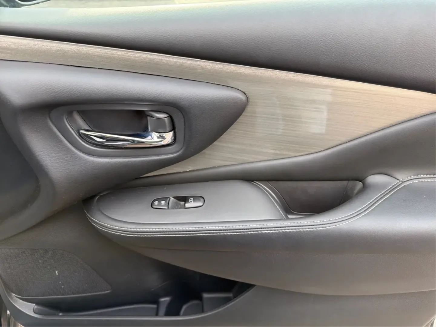 2016 Nissan Murano S (5N1AZ2MH1GN) with an 3.5L V-6 DOHC engine, located at 880 E. National Road, Vandalia, OH, 45377, (937) 908-9800, 39.891918, -84.183594 - **Elevate Your Daily Drive with the 2016 Nissan Murano S Perfect for Families and Adventurers Alike!**<br /> <br /> Are you in search of a vehicle that seamlessly blends style, comfort, and performance? Look no further than this stunning **2016 Nissan Murano S**, available now at **Advantage Car an - Photo#18