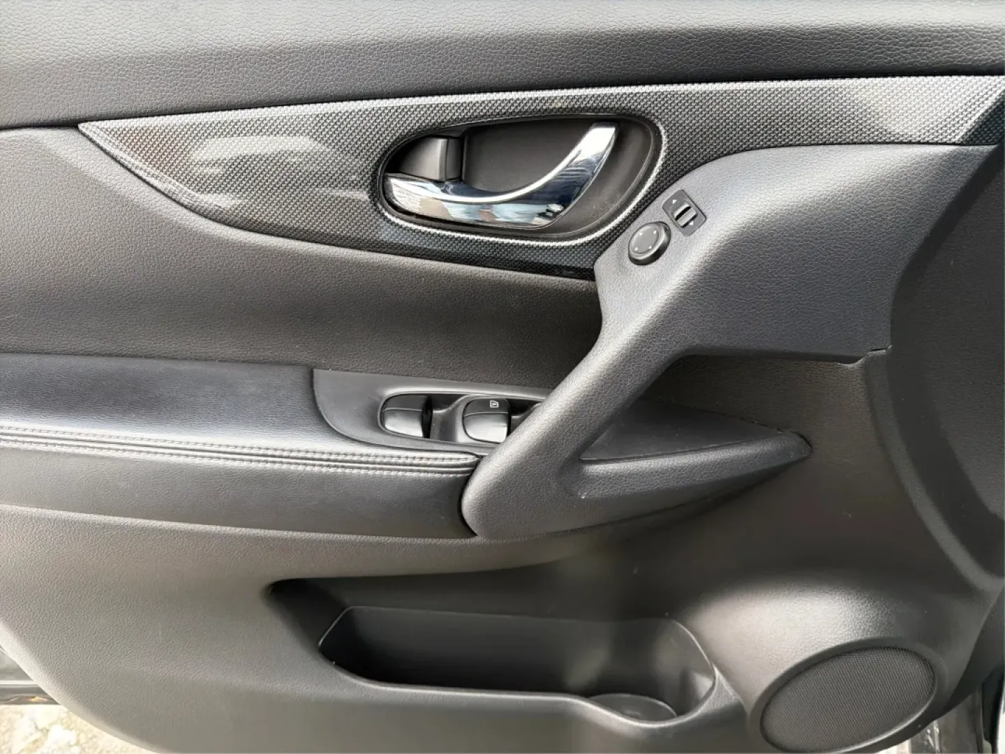 2014 Nissan Rogue SL (5N1AT2MV2EC) with an 2.5L I-4 DOHC engine, located at 1099 N County Rd 25A, Troy, OH, 45373, (937) 908-9800, 40.057079, -84.212883 - **Your Adventure Awaits with the 2014 Nissan Rogue SL at Advantage Car and Credit - Troy!**<br /> <br /> Are you ready to explore the great outdoors or tackle your daily commute with confidence? The 2014 Nissan Rogue SL is the perfect SUV for those who crave versatility and comfort in their driving - Photo#18