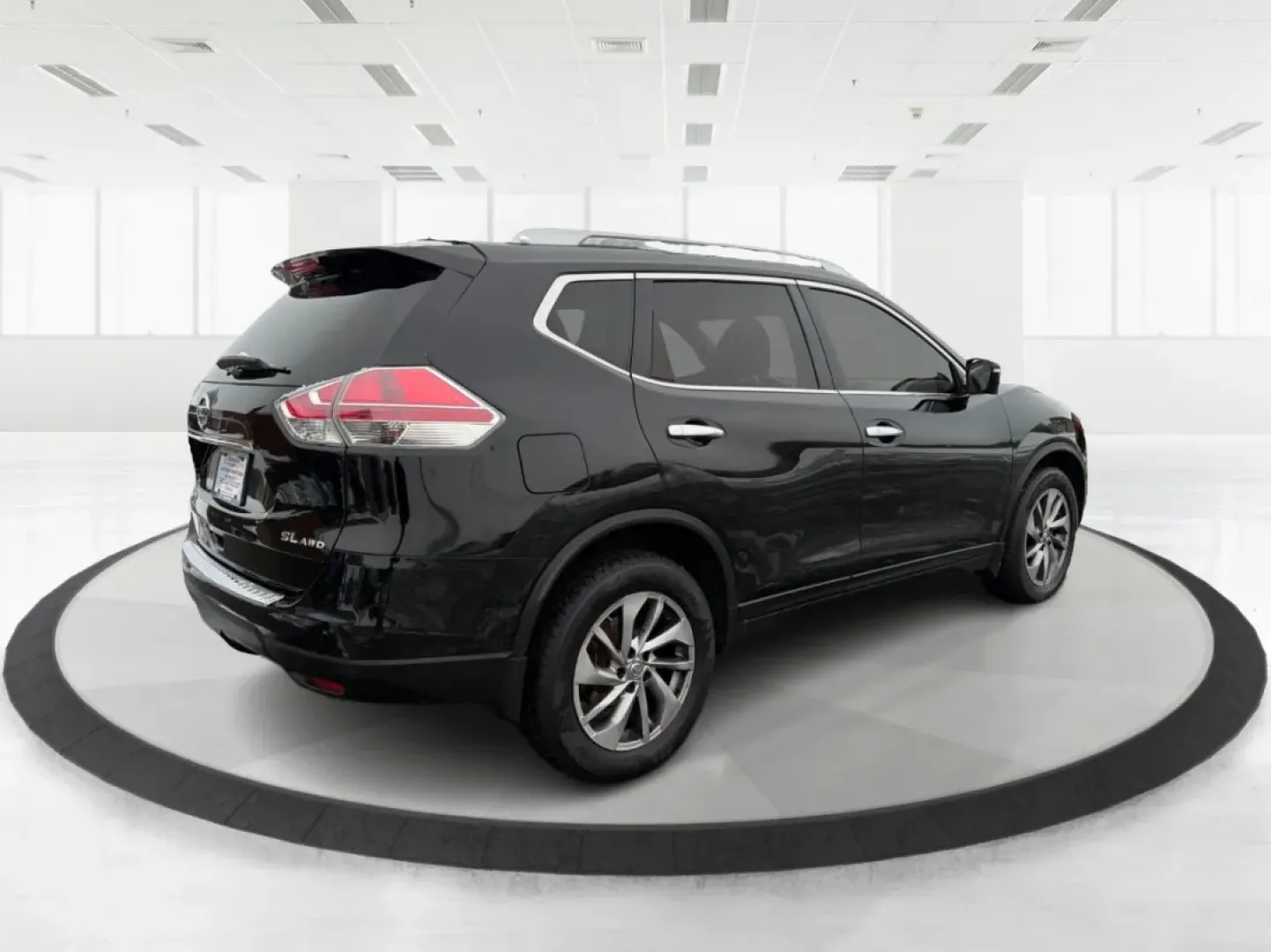 2015 Nissan Rogue SL (5N1AT2MV1FC) with an 2.5L I-4 DOHC engine, located at 8750 N County Rd 25A, Piqua, OH, 45356, (937) 908-9800, 40.164391, -84.232513 - **Adventure Awaits in the 2015 Nissan Rogue SL Perfect for Your Active Lifestyle!**<br /> <br /> Are you in search of a reliable SUV that can handle weekend getaways, family road trips, or daily commutes with ease? Look no further than this 2015 Nissan Rogue SL, available now at Advantage Car and C - Photo#2