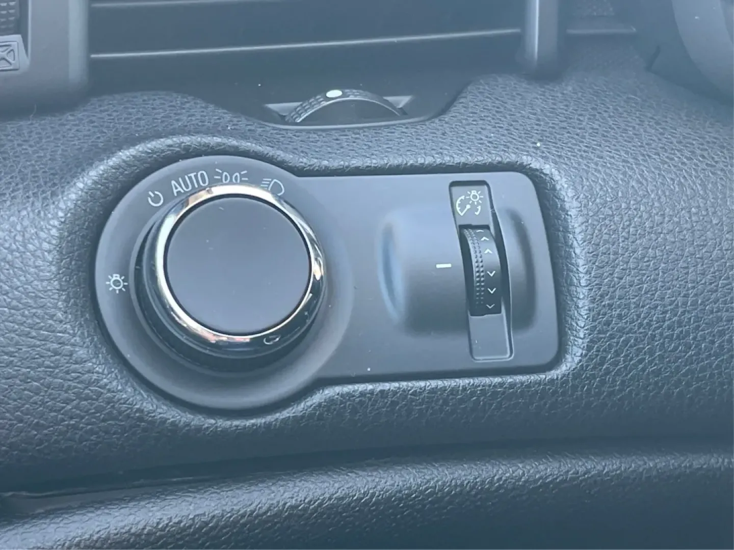 2014 Chevrolet Malibu 1LT (1G11C5SL7EF) with an ECOTEC 2.5L I-4 gasoline direct injection engine, located at 1230 East Main St, Xenia, OH, 45385, (937) 908-9800, 39.688026, -83.910172 - Are you ready to elevate your daily commute or make unforgettable memories on weekend adventures? The 2014 Chevrolet Malibu 1LT, now available at Advantage Car and Credit in Xenia, OH, is the perfect sedan for those seeking a reliable, stylish, and feature-packed vehicle without breaking the bank. W - Photo#17