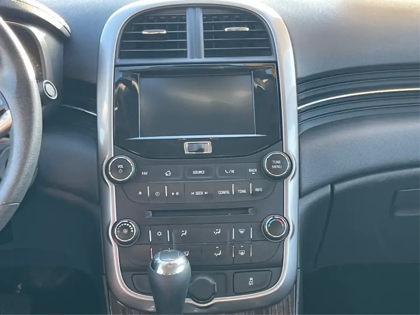 2014 Chevrolet Malibu 1LT (1G11C5SL7EF) with an ECOTEC 2.5L I-4 gasoline direct injection engine, 6-Speed Automatic transmission, located at 880 E. National Road, Vandalia, OH, 45377, (937) 908-9800, 39.891918, -84.183594 - Are you ready to elevate your daily commute or make unforgettable memories on weekend adventures? The 2014 Chevrolet Malibu 1LT, now available at Advantage Car and Credit in Xenia, OH, is the perfect sedan for those seeking a reliable, stylish, and feature-packed vehicle without breaking the bank. W - Photo#13