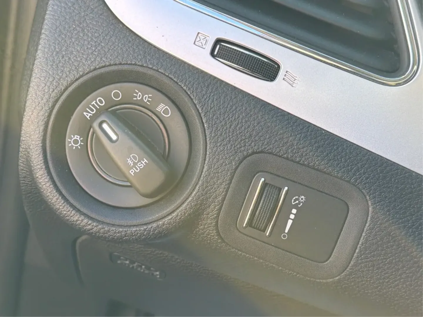 2014 Dodge Journey R/T (3C4PDCEG9ET) with an 3.6L V-6 DOHC engine, located at 1184 Kauffman Ave, Fairborn, OH, 45324, (937) 908-9800, 39.807072, -84.030914 - **Unleash Your Adventurous Spirit with the 2014 Dodge Journey R/T** <br /> <br /> If you're seeking a versatile SUV that seamlessly fits into your active lifestyle, look no further than the 2014 Dodge Journey R/T available at Advantage Car and Credit in Fairborn, OH. Perfect for family road trips, w - Photo#16