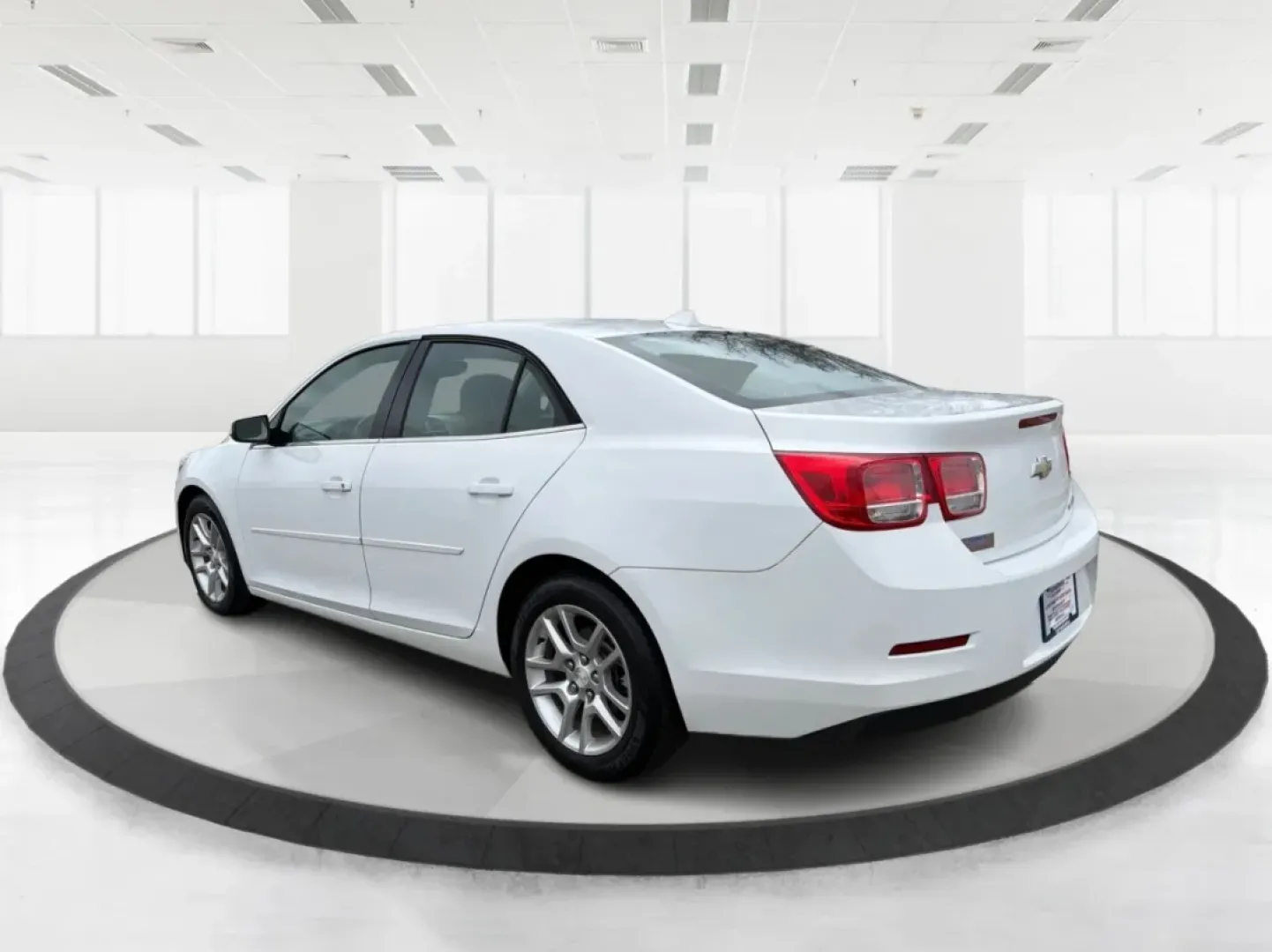 2013 Chevrolet Malibu 1LT (1G11C5SA5DF) with an ECOTEC 2.5L I-4 gasoline direct injection engine, located at 4508 South Dixie Dr, Moraine, OH, 45439, (937) 908-9800, 39.689976, -84.218452 - **Experience Comfort and Reliability with the 2013 Chevrolet Malibu 1LT at Advantage Car and Credit - Moraine**<br /> <br /> Are you searching for the perfect vehicle that combines comfort, style, and affordability? Look no further! The 2013 Chevrolet Malibu 1LT is ideal for daily commuters, growing - Photo#4