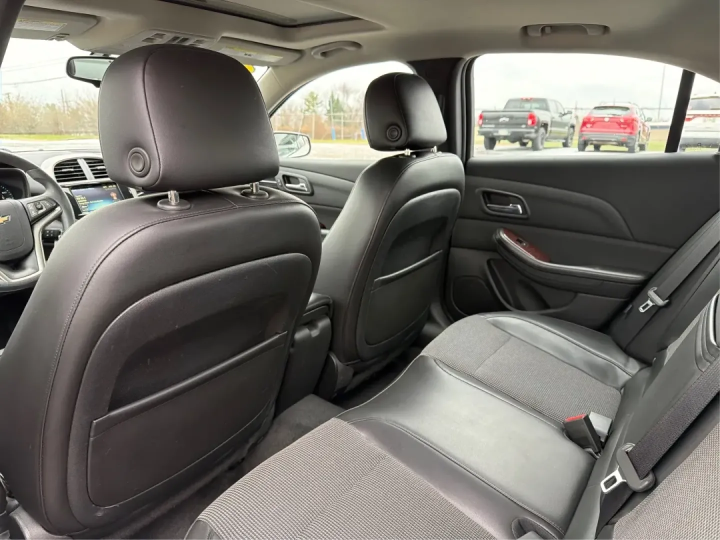 2013 Chevrolet Malibu 1LT (1G11C5SA5DF) with an ECOTEC 2.5L I-4 gasoline direct injection engine, located at 4508 South Dixie Dr, Moraine, OH, 45439, (937) 908-9800, 39.689976, -84.218452 - **Experience Comfort and Reliability with the 2013 Chevrolet Malibu 1LT at Advantage Car and Credit - Moraine**<br /> <br /> Are you searching for the perfect vehicle that combines comfort, style, and affordability? Look no further! The 2013 Chevrolet Malibu 1LT is ideal for daily commuters, growing - Photo#10