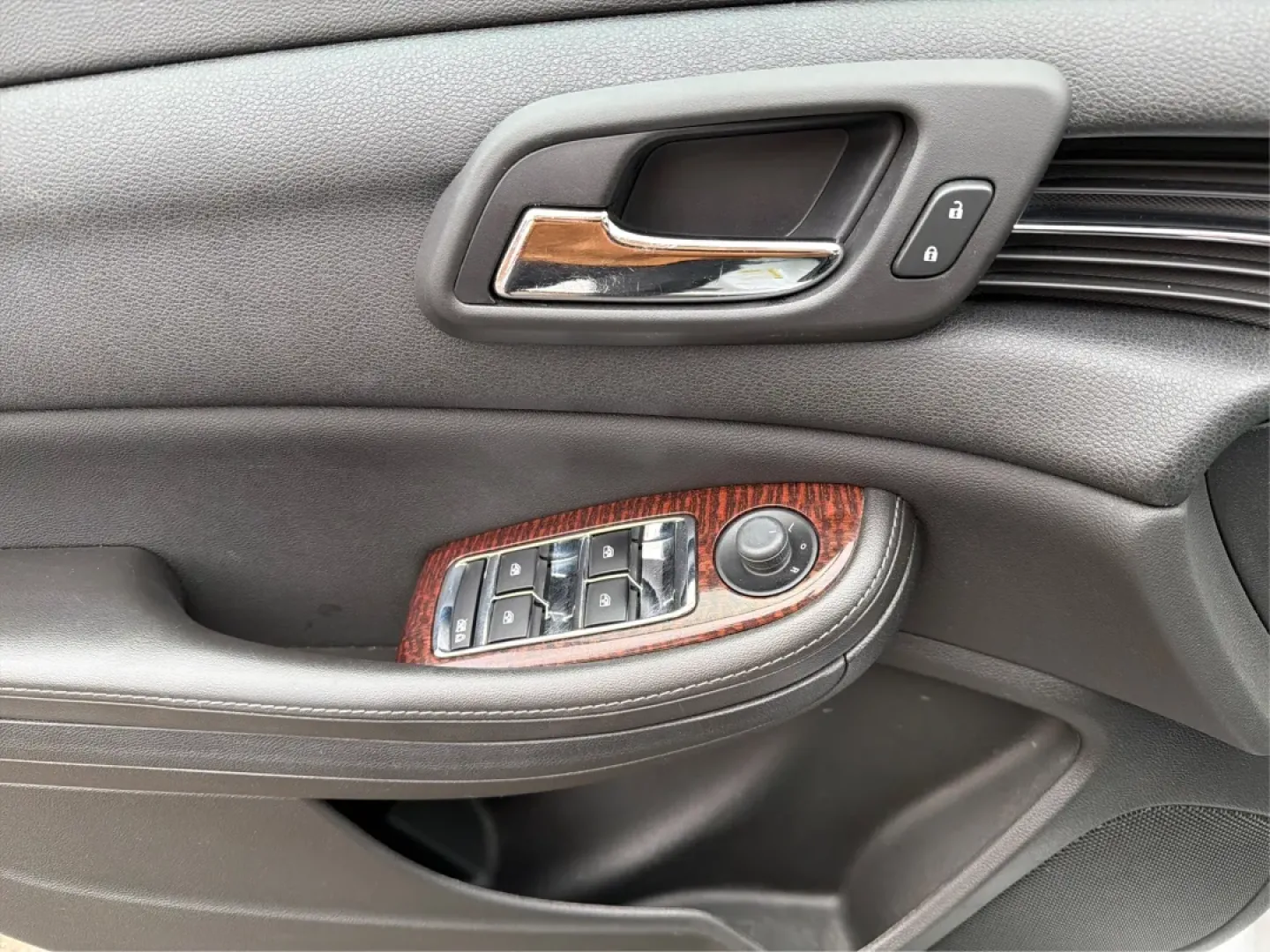 2013 Chevrolet Malibu 1LT (1G11C5SA5DF) with an ECOTEC 2.5L I-4 gasoline direct injection engine, located at 4508 South Dixie Dr, Moraine, OH, 45439, (937) 908-9800, 39.689976, -84.218452 - **Experience Comfort and Reliability with the 2013 Chevrolet Malibu 1LT at Advantage Car and Credit - Moraine**<br /> <br /> Are you searching for the perfect vehicle that combines comfort, style, and affordability? Look no further! The 2013 Chevrolet Malibu 1LT is ideal for daily commuters, growing - Photo#19