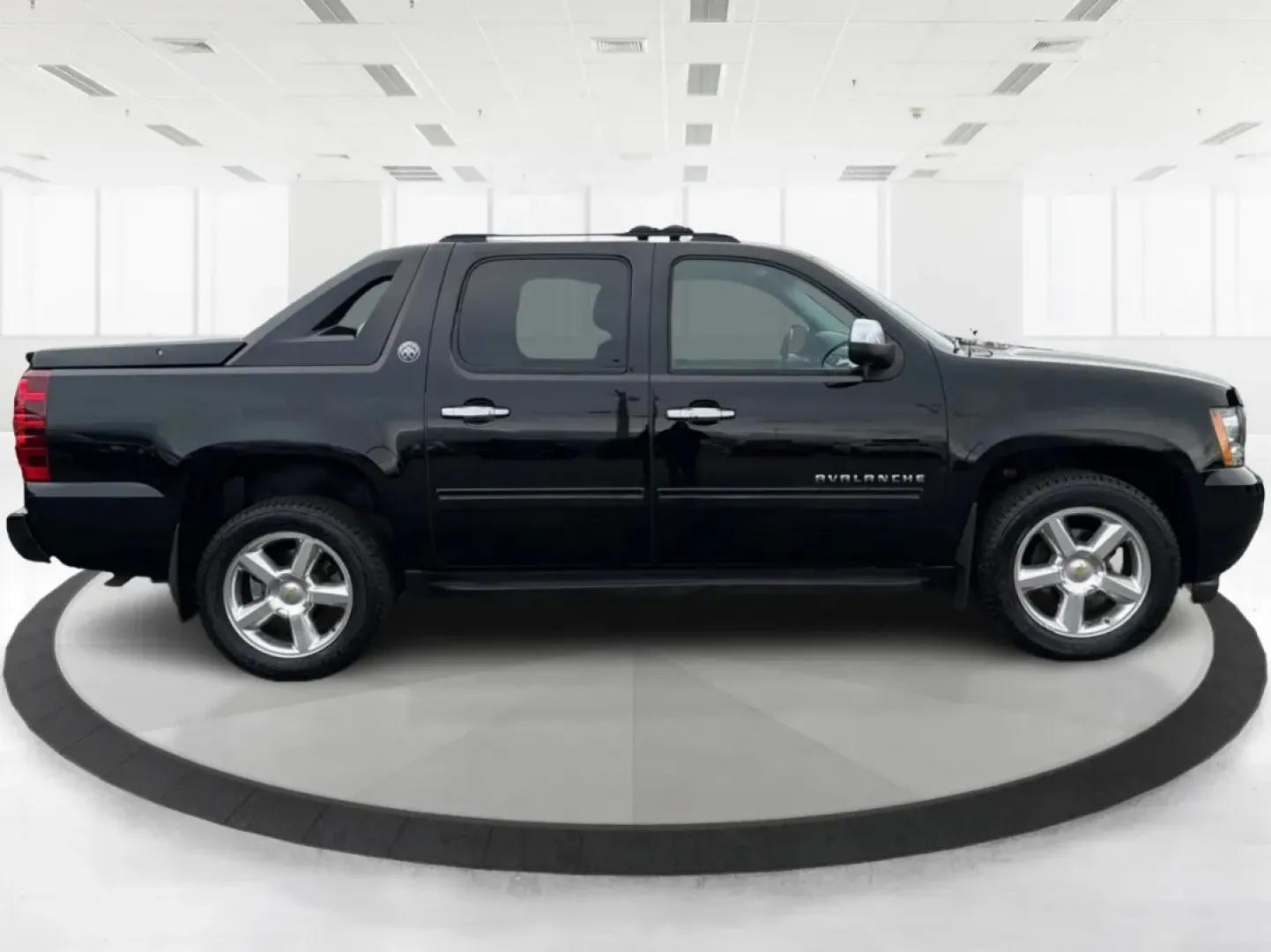 2013 Chevrolet Avalanche LT (3GNTKFE78DG) with an Vortec 5.3L V-8 variable valve control engine, located at 401 Woodman Dr, Riverside, OH, 45431, (937) 908-9800, 39.760899, -84.123421 - Experience Adventure and Utility Like Never Before with the 2013 Chevrolet Avalanche LT from Advantage Car and Credit - Riverside!<br /> <br /> Whether you're gearing up for weekend adventures or simply need a reliable ride for your daily commute, this 2013 Chevrolet Avalanche LT checks all the boxe - Photo#1