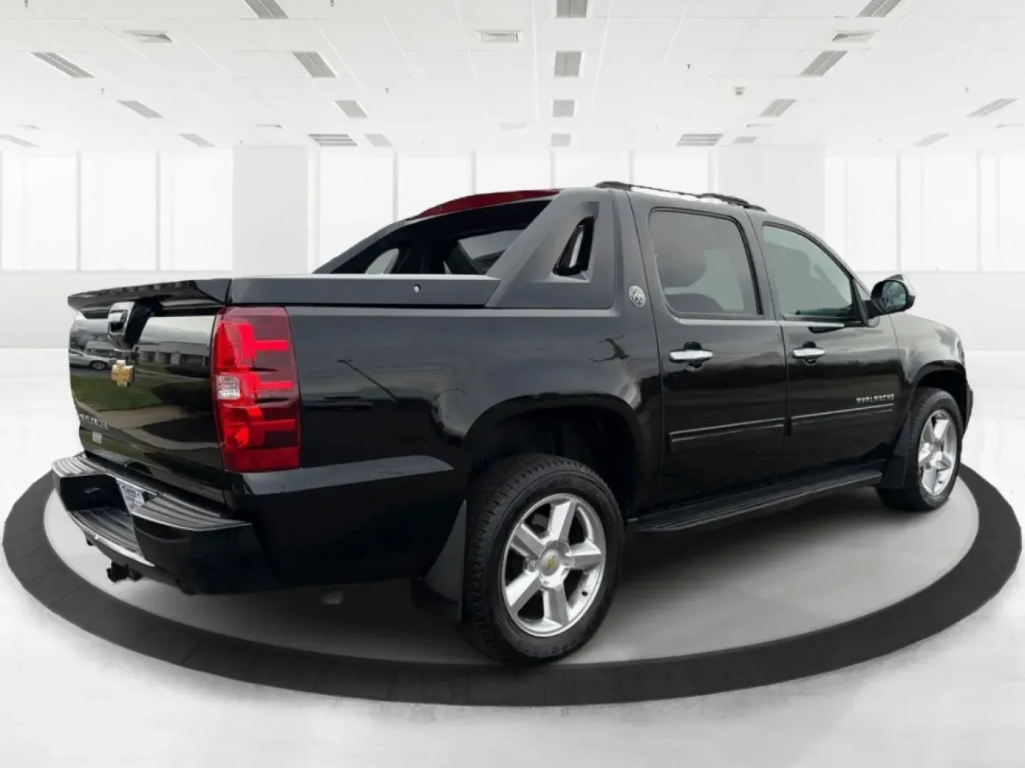 2013 Chevrolet Avalanche LT (3GNTKFE78DG) with an Vortec 5.3L V-8 variable valve control engine, located at 401 Woodman Dr, Riverside, OH, 45431, (937) 908-9800, 39.760899, -84.123421 - Experience Adventure and Utility Like Never Before with the 2013 Chevrolet Avalanche LT from Advantage Car and Credit - Riverside!<br /> <br /> Whether you're gearing up for weekend adventures or simply need a reliable ride for your daily commute, this 2013 Chevrolet Avalanche LT checks all the boxe - Photo#2