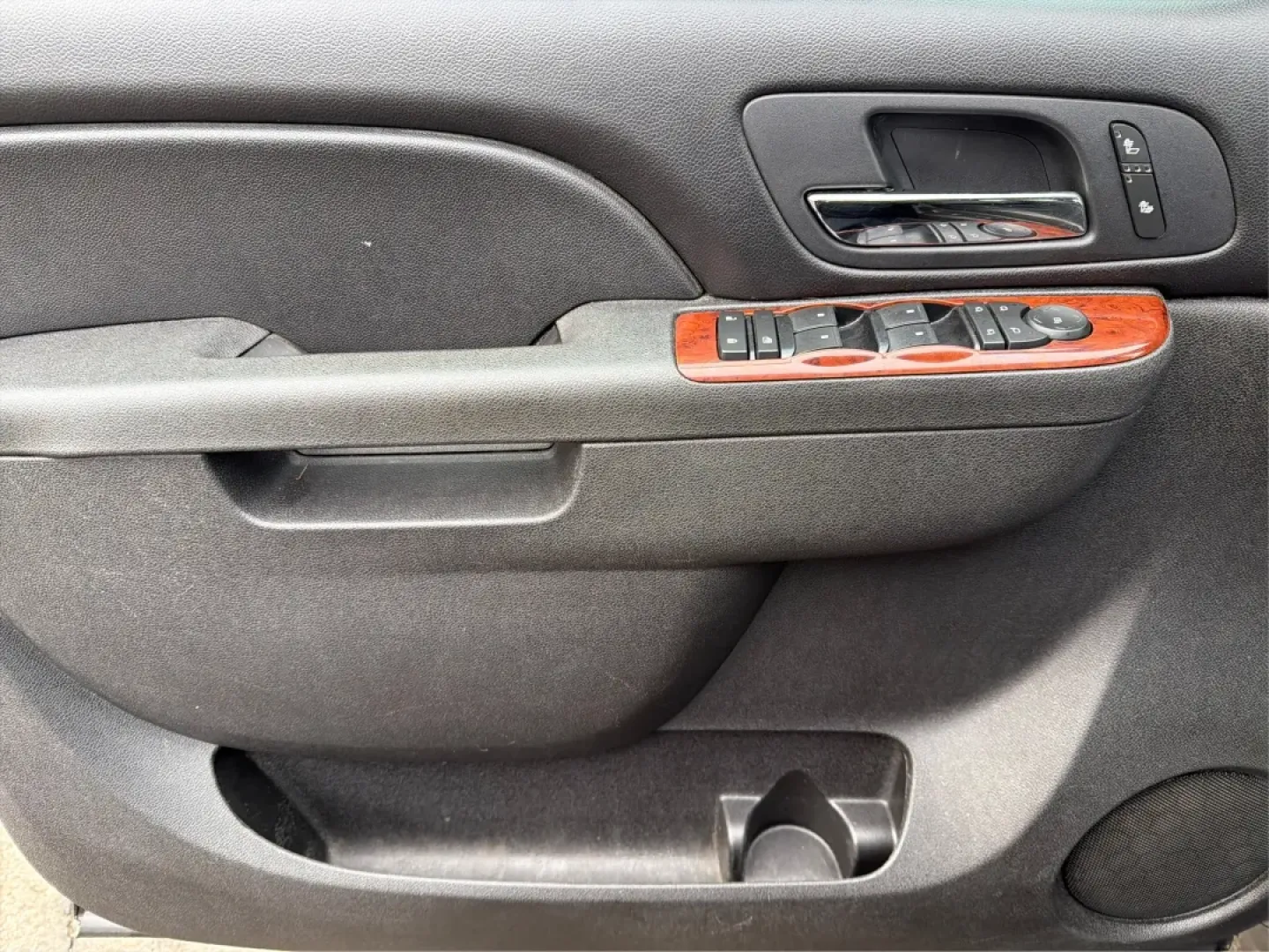 2013 Chevrolet Avalanche LT (3GNTKFE78DG) with an Vortec 5.3L V-8 variable valve control engine, located at 401 Woodman Dr, Riverside, OH, 45431, (937) 908-9800, 39.760899, -84.123421 - Experience Adventure and Utility Like Never Before with the 2013 Chevrolet Avalanche LT from Advantage Car and Credit - Riverside!<br /> <br /> Whether you're gearing up for weekend adventures or simply need a reliable ride for your daily commute, this 2013 Chevrolet Avalanche LT checks all the boxe - Photo#18