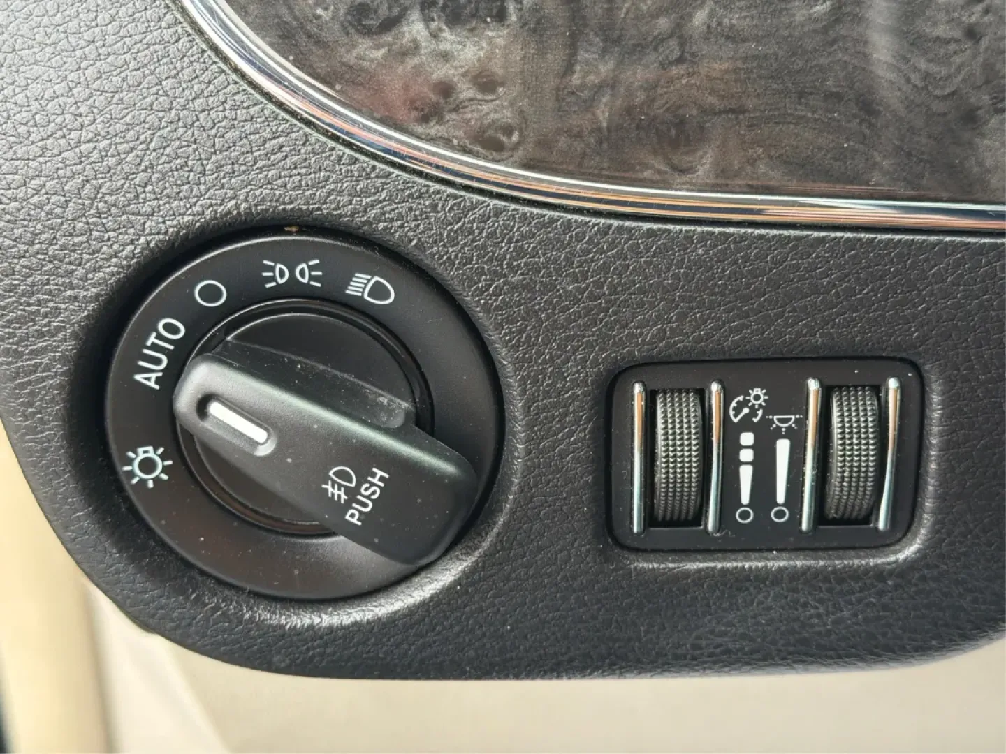 2015 Chrysler Town and Country Touring (2C4RC1BGXFR) with an 3.6L V-6 DOHC engine, located at 401 Woodman Dr, Riverside, OH, 45431, (937) 908-9800, 39.760899, -84.123421 - Are you a growing family searching for the perfect vehicle that effortlessly balances comfort, space, and style? Look no further! Advantage Car and Credit in Riverside, OH, is thrilled to present this stunning **2015 Chrysler Town and Country Touring**, designed for family adventures and daily com - Photo#17