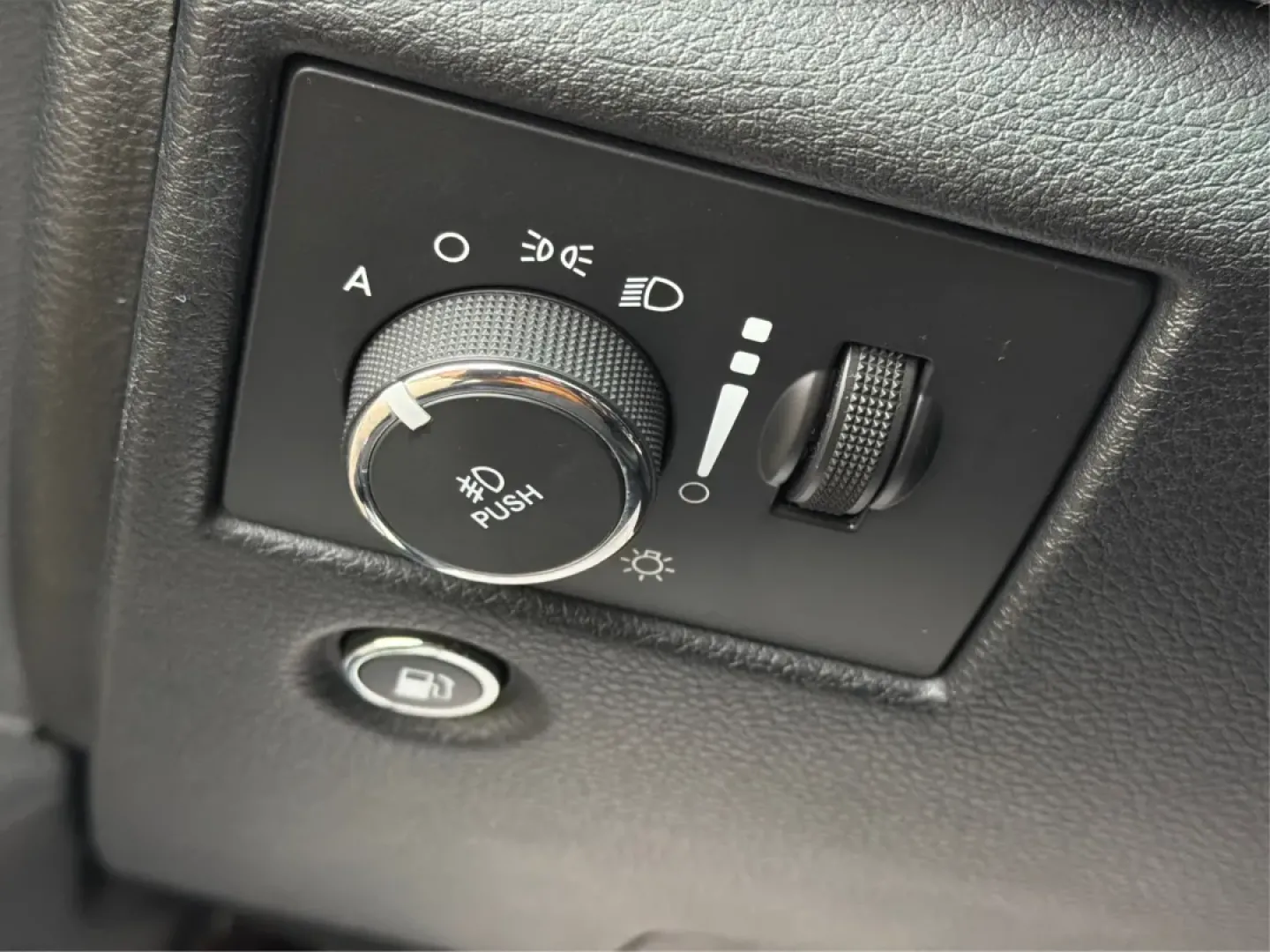 2015 Jeep Grand Cherokee Overland (1C4RJFCT6FC) with an Other engine, located at 1099 N County Rd 25A, Troy, OH, 45373, (937) 908-9800, 40.057079, -84.212883 - **Adventure Awaits: 2015 Jeep Grand Cherokee Overland - Your Perfect Family SUV!**<br /> <br /> If you're looking for a vehicle that perfectly balances comfort, style, and rugged capability, look no further than this stunning 2015 Jeep Grand Cherokee Overland. This SUV is not just a mode of transpor - Photo#17