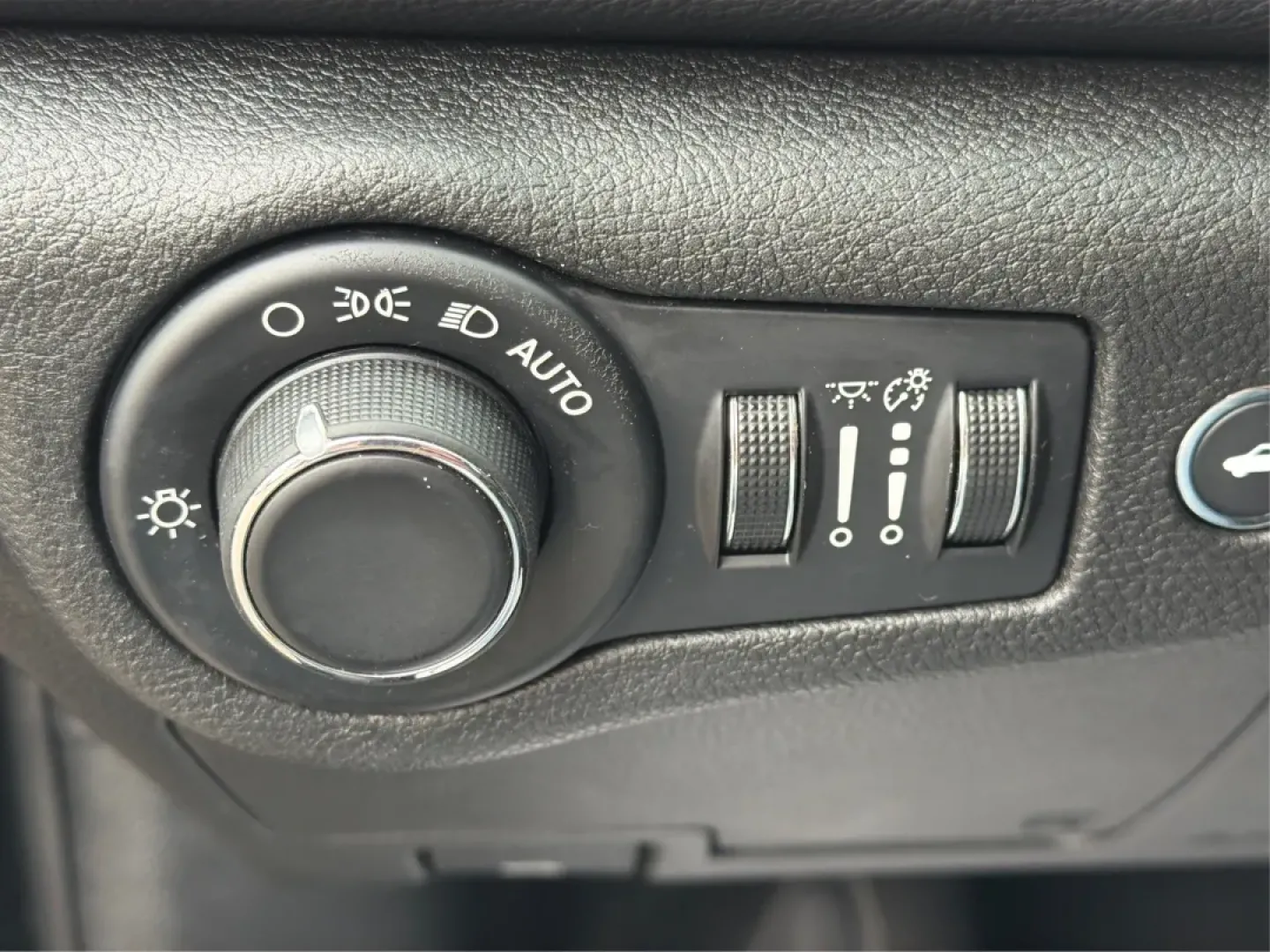 2015 Chrysler 200 Limited (1C3CCCAB3FN) with an 2.4L L4 DOHC 16V engine, 9-Speed Automatic transmission, located at 880 E. National Road, Vandalia, OH, 45377, (937) 908-9800, 39.891918, -84.183594 - **Elevate Your Everyday Commute with the 2015 Chrysler 200 Limited**<br /> <br /> Are you searching for a stylish and reliable sedan that can effortlessly handle your daily commutes and weekend adventures? Look no further than this stunning 2015 Chrysler 200 Limited, available now at Advantage Car a - Photo#17