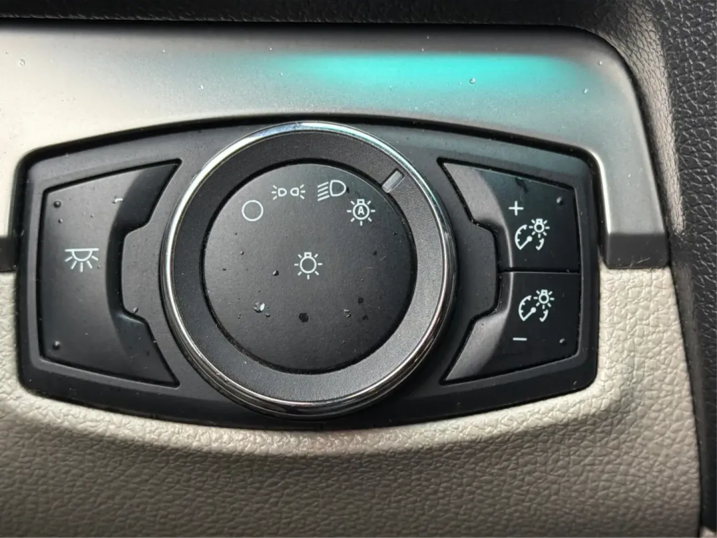 2015 Ford Explorer Base (1FM5K8B82FG) with an Other engine, located at 1230 East Main St, Xenia, OH, 45385, (937) 908-9800, 39.688026, -83.910172 - **Adventure Awaits: Explore New Horizons with the 2015 Ford Explorer from Advantage Car and Credit - Piqua!**<br /> <br /> Are you ready to elevate your driving experience and embrace life's adventures? Whether you're planning family outings, commuting to work, or embarking on weekend getaways, the - Photo#17