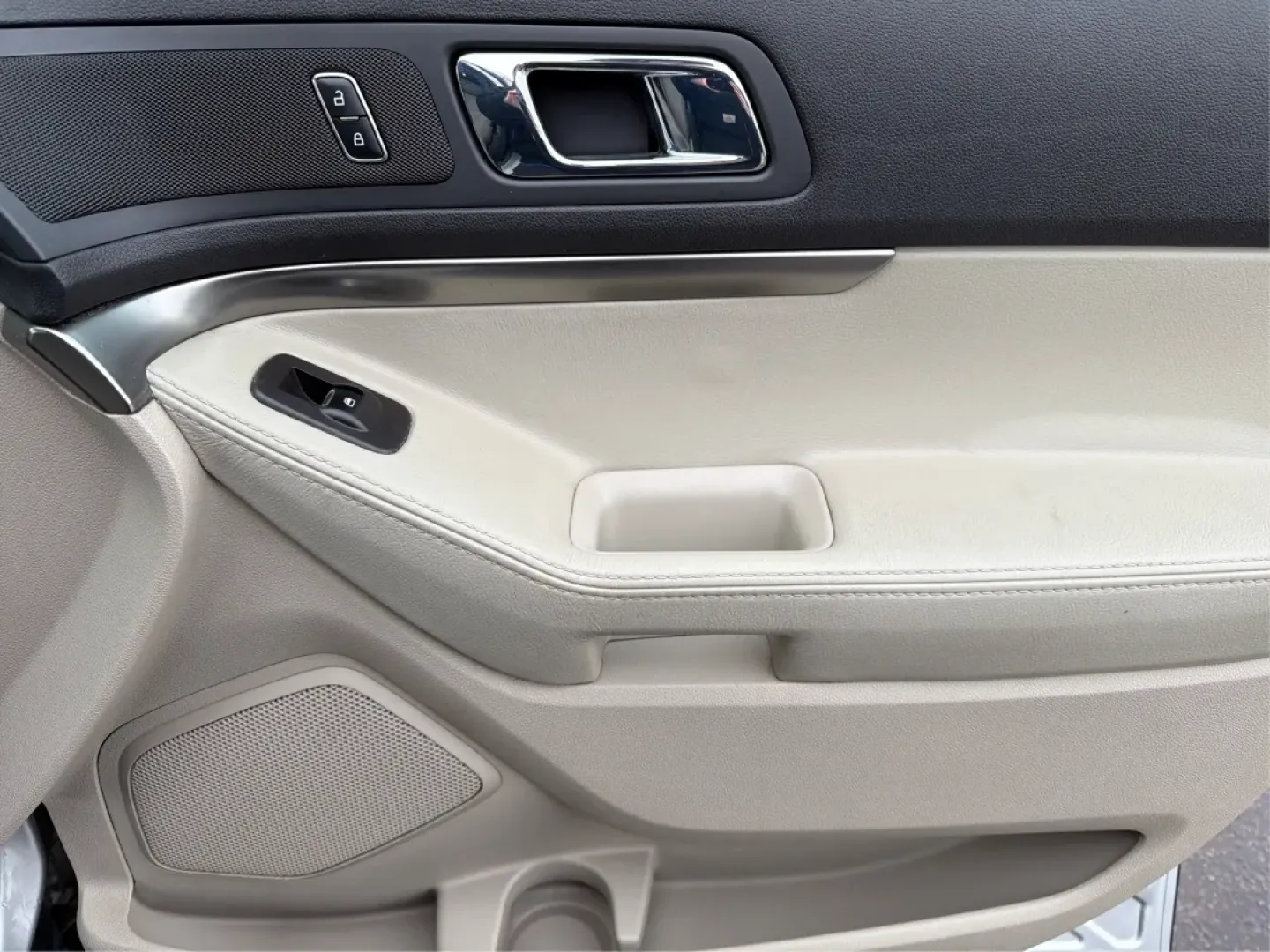 2015 Ford Explorer Base (1FM5K8B82FG) with an Other engine, located at 1230 East Main St, Xenia, OH, 45385, (937) 908-9800, 39.688026, -83.910172 - **Adventure Awaits: Explore New Horizons with the 2015 Ford Explorer from Advantage Car and Credit - Piqua!**<br /> <br /> Are you ready to elevate your driving experience and embrace life's adventures? Whether you're planning family outings, commuting to work, or embarking on weekend getaways, the - Photo#20