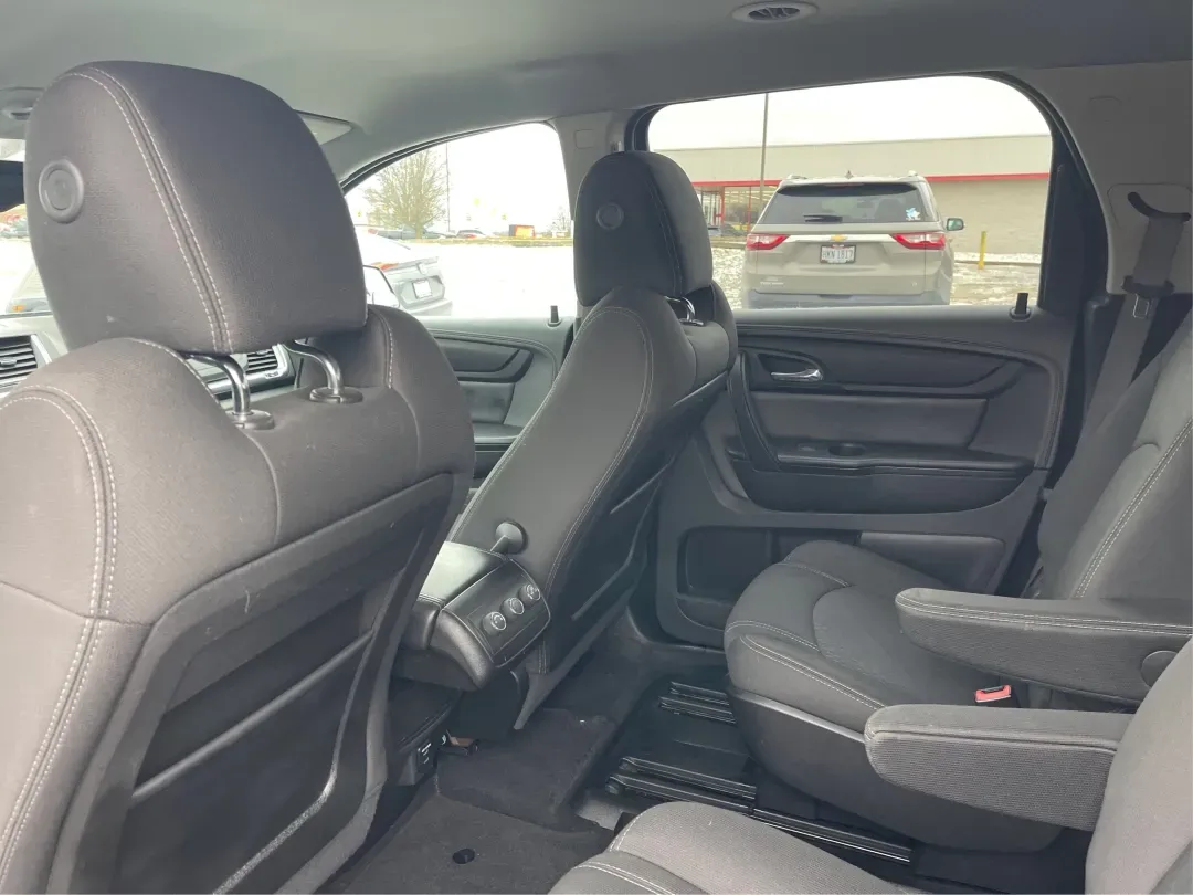 2015 GMC Acadia SLE-2 (1GKKVPKD6FJ) with an 3.6L V-6 gasoline direct injection engine, located at 8750 N County Rd 25A, Piqua, OH, 45356, (937) 908-9800, 40.164391, -84.232513 - Third Row - Photo#3