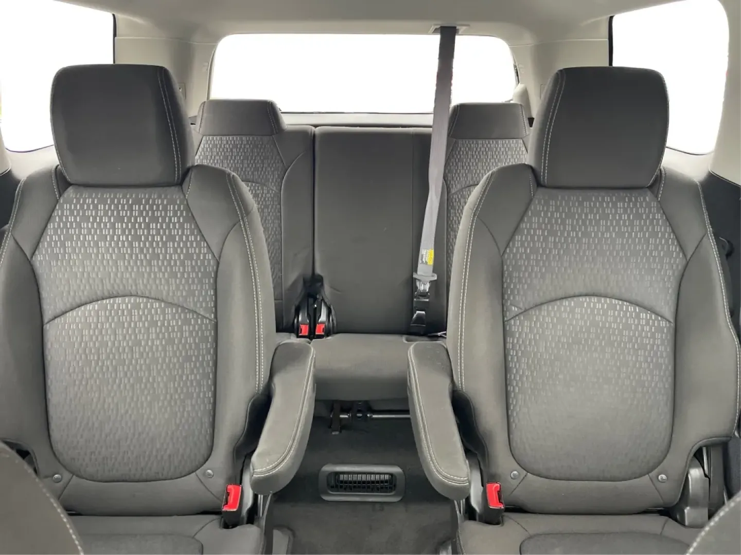 2015 GMC Acadia SLE-2 (1GKKVPKD6FJ) with an 3.6L V-6 gasoline direct injection engine, located at 1230 East Main St, Xenia, OH, 45385, (937) 908-9800, 39.688026, -83.910172 - Third Row - Photo#7