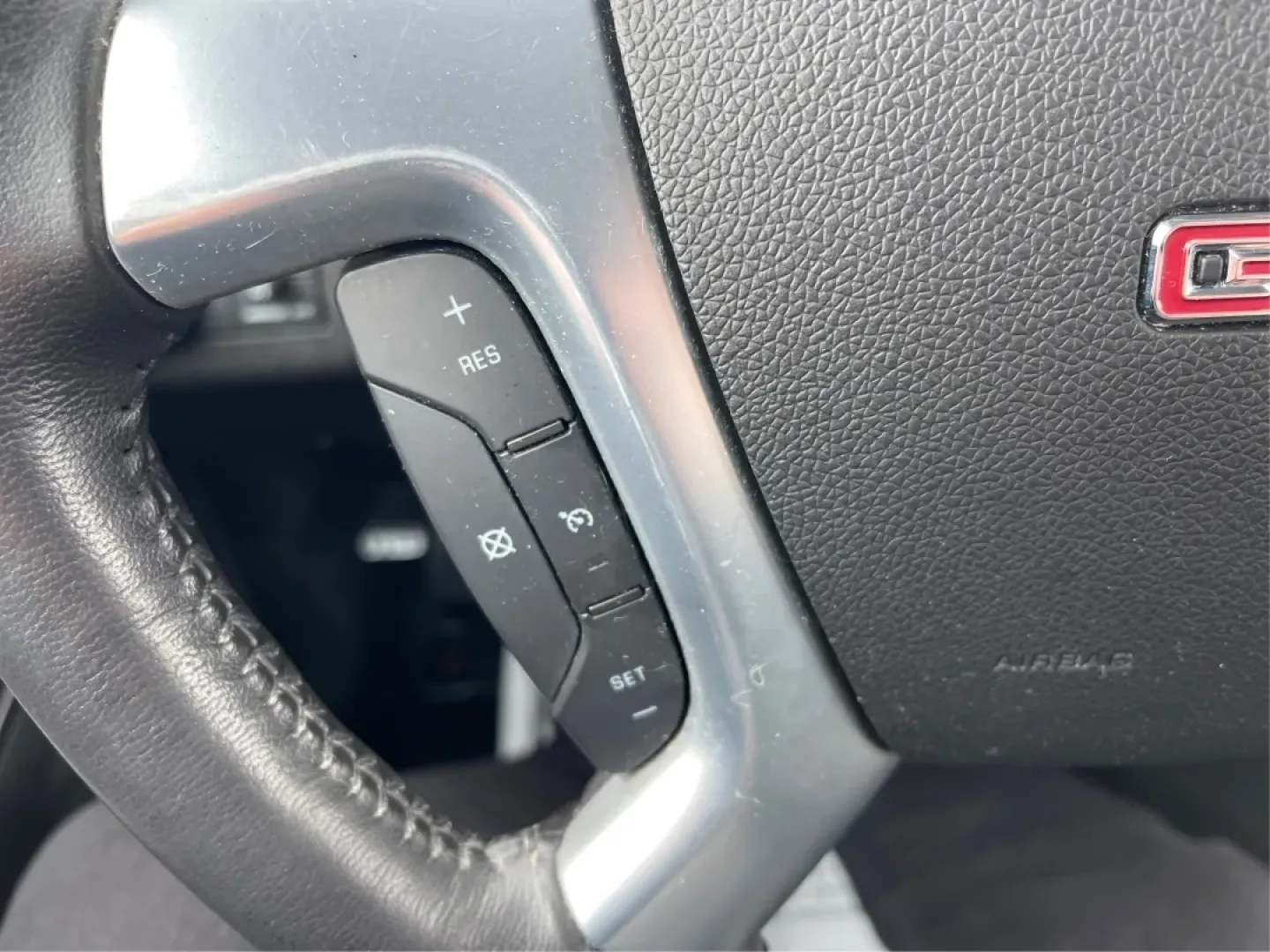 2015 GMC Acadia SLE-2 (1GKKVPKD6FJ) with an 3.6L V-6 gasoline direct injection engine, located at 1230 East Main St, Xenia, OH, 45385, (937) 908-9800, 39.688026, -83.910172 - Third Row - Photo#9