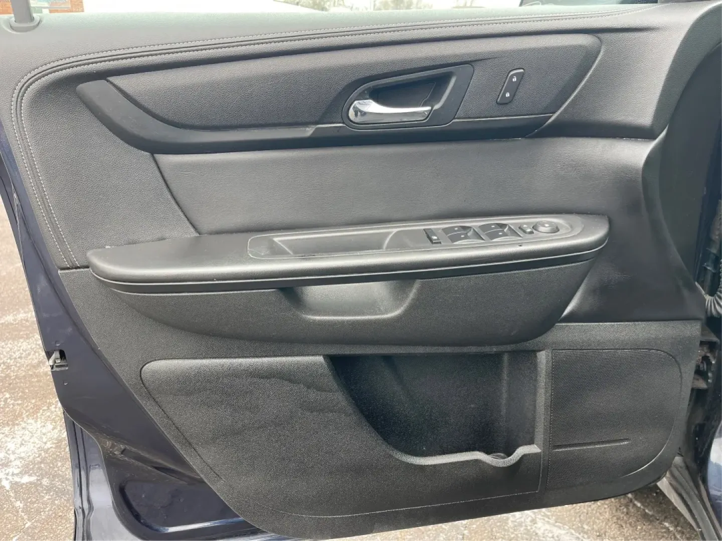 2015 GMC Acadia SLE-2 (1GKKVPKD6FJ) with an 3.6L V-6 gasoline direct injection engine, located at 1230 East Main St, Xenia, OH, 45385, (937) 908-9800, 39.688026, -83.910172 - Third Row - Photo#12