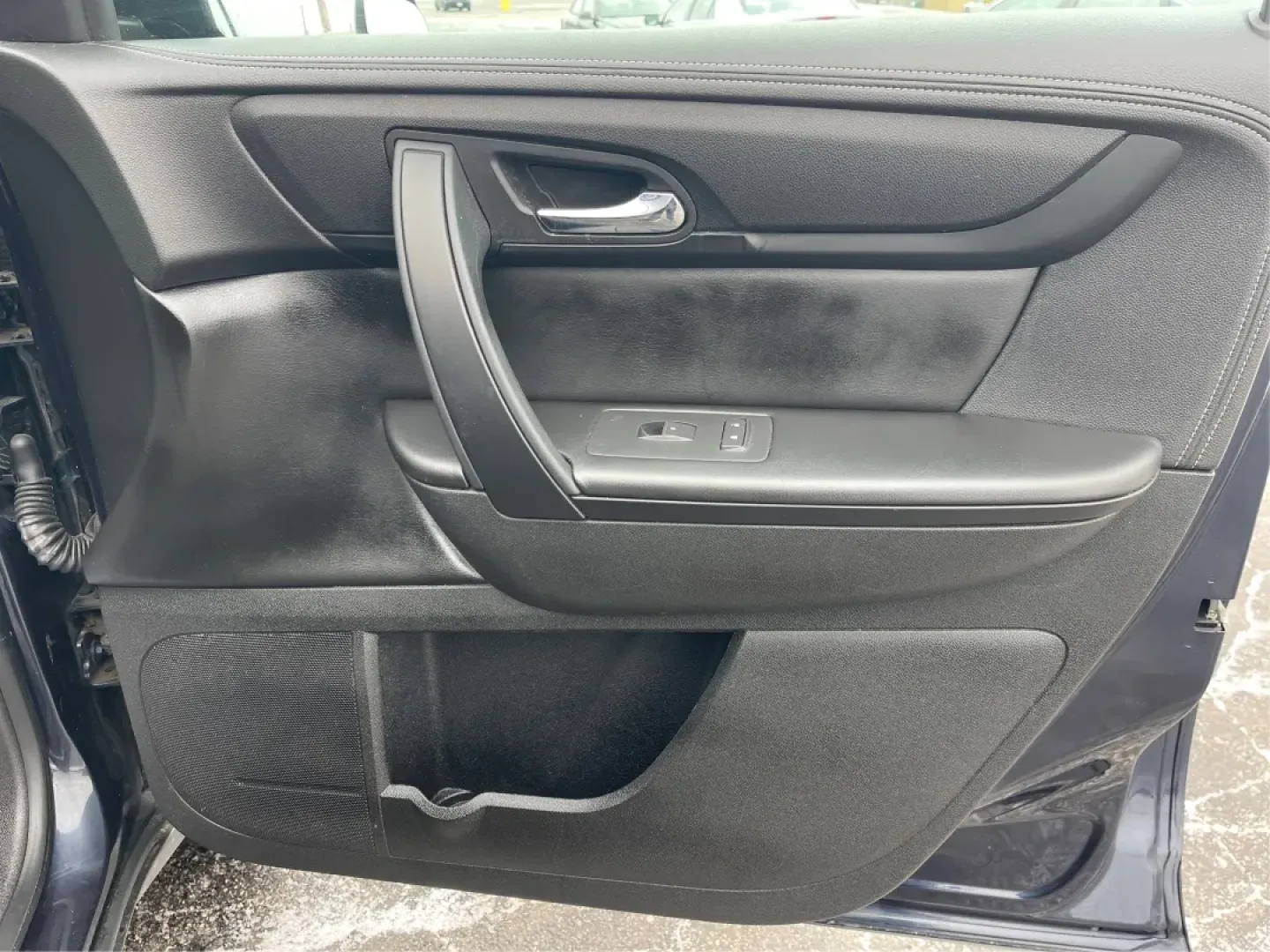 2015 GMC Acadia SLE-2 (1GKKVPKD6FJ) with an 3.6L V-6 gasoline direct injection engine, located at 1230 East Main St, Xenia, OH, 45385, (937) 908-9800, 39.688026, -83.910172 - Third Row - Photo#13