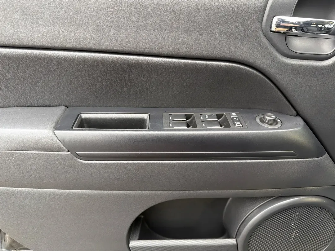 2015 Jeep Patriot Altitude Edition (1C4NJPBA7FD) with an 2L I-4 DOHC engine, located at 1184 Kauffman Ave, Fairborn, OH, 45324, (937) 908-9800, 39.807072, -84.030914 - 2015 Jeep Patriot Altitude Edition - Photo#17