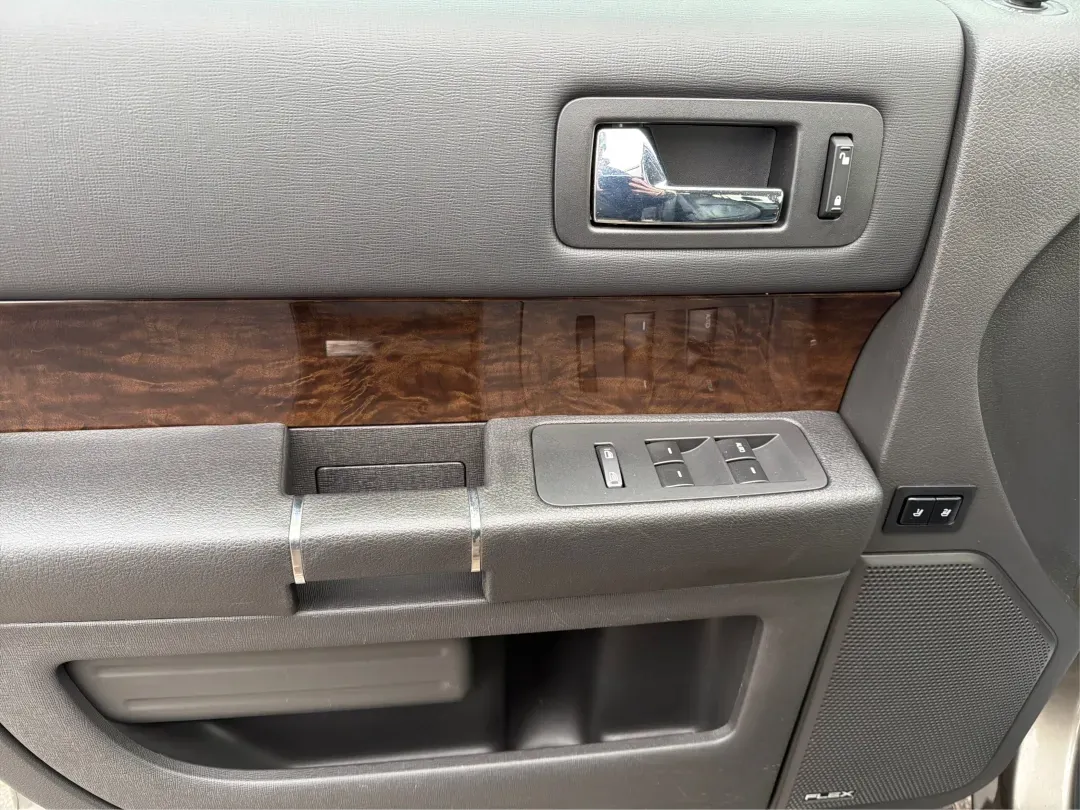 2014 Ford Flex Limited (2FMGK5D89EB) with an 3.5L V-6 DOHC engine, located at 4508 South Dixie Dr, Moraine, OH, 45439, (937) 908-9800, 39.689976, -84.218452 - Are you ready to upgrade your lifestyle with a reliable vehicle that accommodates both family adventures and daily commutes? Look no further than this stunning 2014 Ford Flex Limited, available now at Advantage Car and Credit in Moraine, OH. With its spacious interior, versatile cargo capacity, and - Photo#19