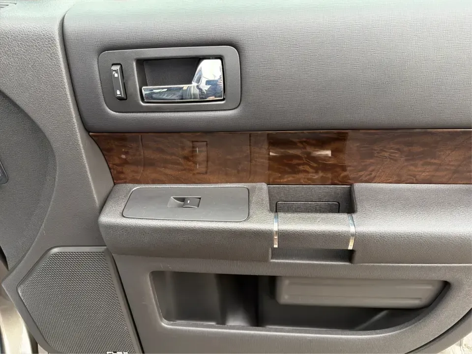 2014 Ford Flex Limited (2FMGK5D89EB) with an 3.5L V-6 DOHC engine, 6-Speed Automatic Overdrive transmission, located at 1184 Kauffman Ave, Fairborn, OH, 45324, (937) 908-9800, 39.807072, -84.030914 - Are you ready to upgrade your lifestyle with a reliable vehicle that accommodates both family adventures and daily commutes? Look no further than this stunning 2014 Ford Flex Limited, available now at Advantage Car and Credit in Moraine, OH. With its spacious interior, versatile cargo capacity, and - Photo#20