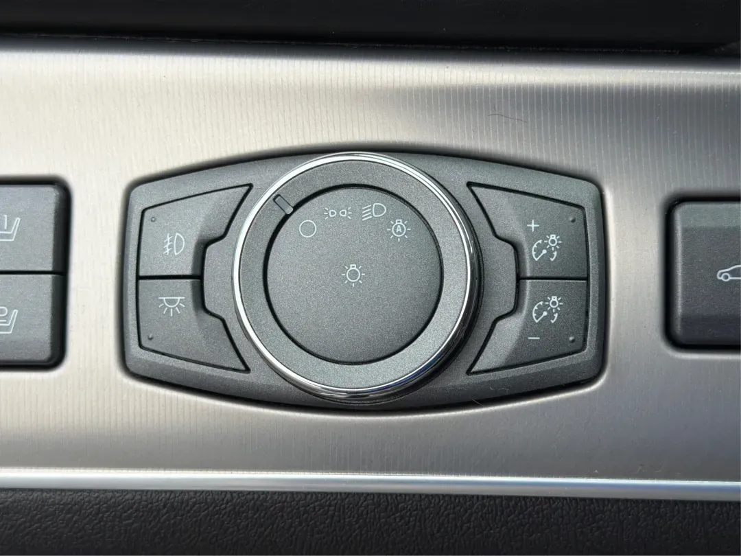 2014 Lincoln MKX Base (2LMDJ8JK2EB) with an Other engine, located at 4508 South Dixie Dr, Moraine, OH, 45439, (937) 908-9800, 39.689976, -84.218452 - **Unleash Your Adventures with This 2014 Lincoln MKX at Advantage Car and Credit - Moraine!**<br /> <br /> Are you ready to elevate your driving experience? Whether you're commuting through the bustling roads of Moraine or embarking on weekend getaways to nearby attractions like the beautiful Dayton - Photo#17