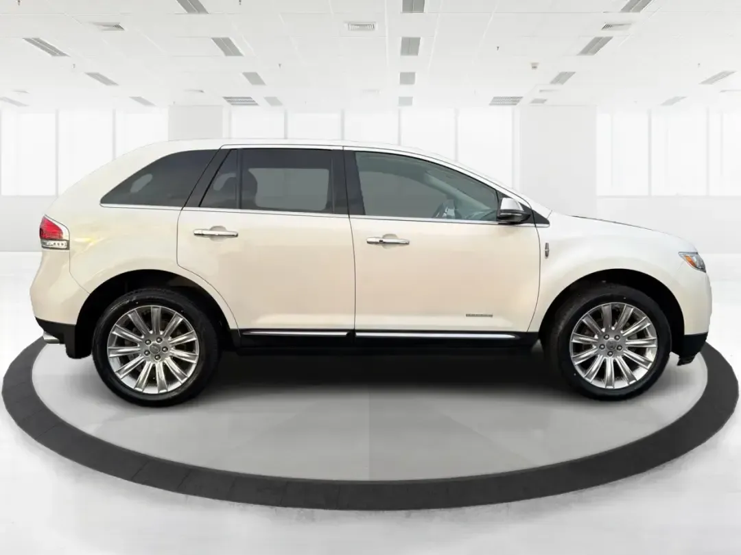 2014 Lincoln MKX Base (2LMDJ8JK2EB) with an 3.7L V6 DOHC 24V engine, 6-Speed Automatic transmission, located at 1951 S Dayton Lakeview Rd., New Carlisle, OH, 45344, (937) 908-9800, 39.890999, -84.050255 - **Unleash Your Adventures with This 2014 Lincoln MKX at Advantage Car and Credit - Moraine!**<br /> <br /> Are you ready to elevate your driving experience? Whether you're commuting through the bustling roads of Moraine or embarking on weekend getaways to nearby attractions like the beautiful Dayton - Photo#1