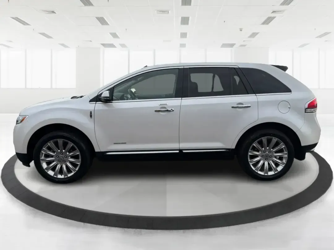 2014 Lincoln MKX Base (2LMDJ8JK2EB) with an 3.7L V6 DOHC 24V engine, 6-Speed Automatic transmission, located at 1951 S Dayton Lakeview Rd., New Carlisle, OH, 45344, (937) 908-9800, 39.890999, -84.050255 - **Unleash Your Adventures with This 2014 Lincoln MKX at Advantage Car and Credit - Moraine!**<br /> <br /> Are you ready to elevate your driving experience? Whether you're commuting through the bustling roads of Moraine or embarking on weekend getaways to nearby attractions like the beautiful Dayton - Photo#5