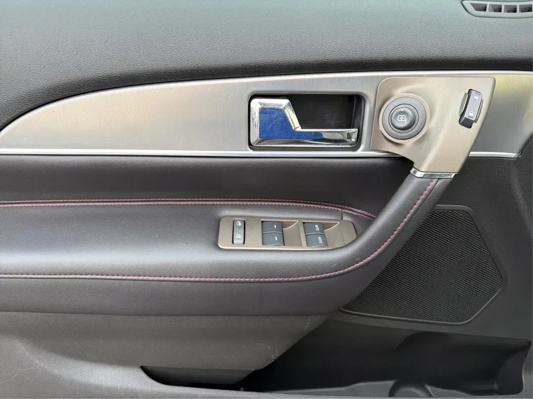 2014 Lincoln MKX Base (2LMDJ8JK2EB) with an 3.7L V6 DOHC 24V engine, 6-Speed Automatic transmission, located at 1951 S Dayton Lakeview Rd., New Carlisle, OH, 45344, (937) 908-9800, 39.890999, -84.050255 - **Unleash Your Adventures with This 2014 Lincoln MKX at Advantage Car and Credit - Moraine!**<br /> <br /> Are you ready to elevate your driving experience? Whether you're commuting through the bustling roads of Moraine or embarking on weekend getaways to nearby attractions like the beautiful Dayton - Photo#19