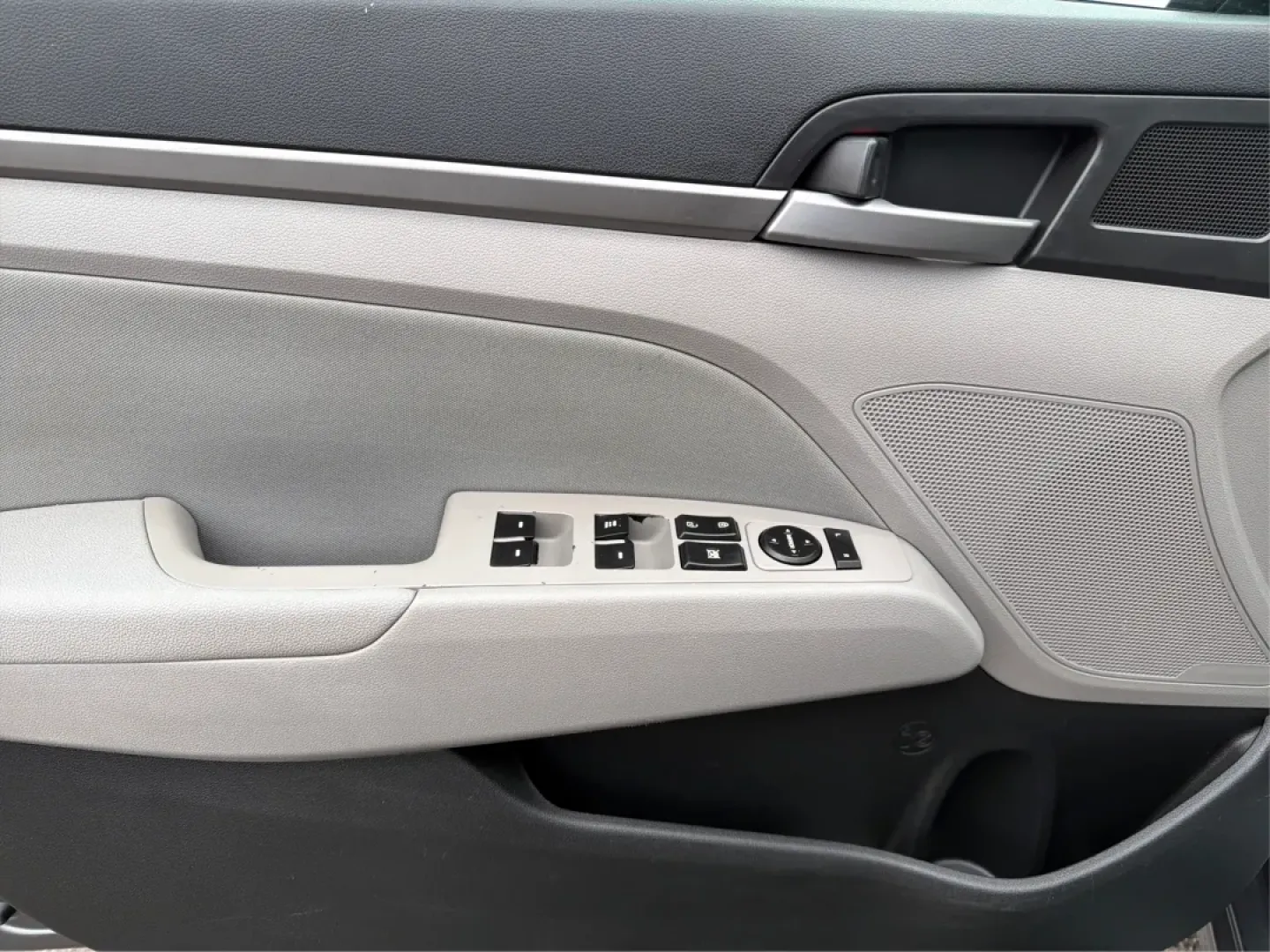 2018 Hyundai Elantra SEL (5NPD84LF2JH) with an Nu 2L I-4 DOHC engine, 6A transmission, located at 1951 S Dayton Lakeview Rd., New Carlisle, OH, 45344, (937) 908-9800, 39.890999, -84.050255 - **Discover Your Next Adventure with the 2018 Hyundai Elantra SEL at Advantage Car and Credit - Troy**<br /> <br /> Are you in search of a reliable and stylish sedan for your daily commute, family outings, or weekend getaways? Look no further than the 2018 Hyundai Elantra SEL, available now at Advant - Photo#17