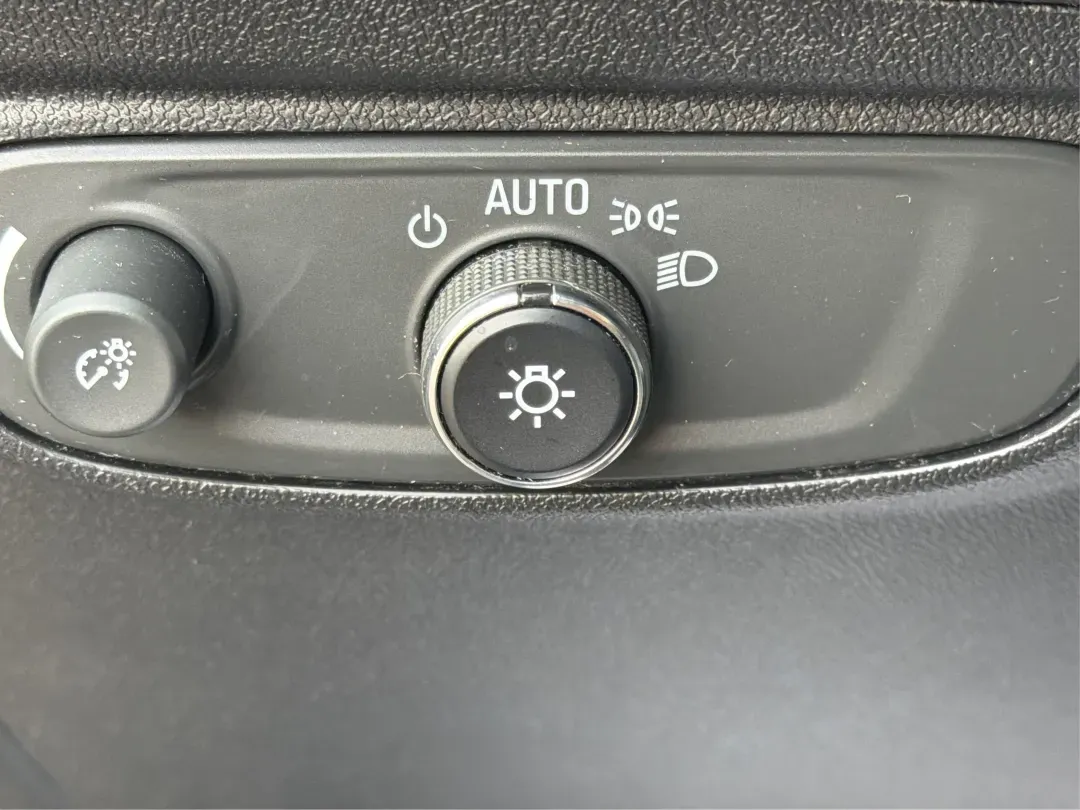 2018 Chevrolet Equinox LT (3GNAXTEX8JS) with an 2L I-4 gasoline direct injection engine, located at 1230 East Main St, Xenia, OH, 45385, (937) 908-9800, 39.688026, -83.910172 - Are you ready for your next adventure? Whether you're embarking on a weekend getaway with family or tackling the daily commute with style, the 2018 Chevrolet Equinox LT is the perfect companion for all of life's journeys. This SUV, available at Advantage Car and Credit in Xenia, OH, combines versati - Photo#17