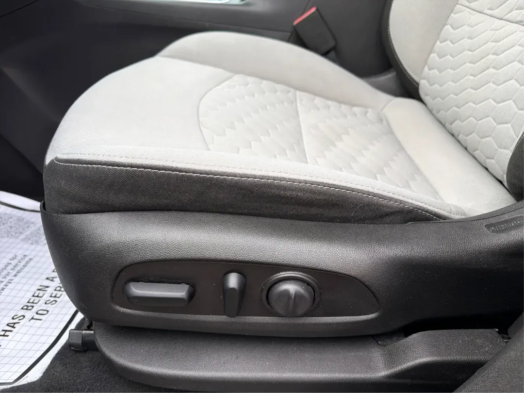 2018 Chevrolet Equinox LT (3GNAXTEX8JS) with an 2L I-4 gasoline direct injection engine, located at 1230 East Main St, Xenia, OH, 45385, (937) 908-9800, 39.688026, -83.910172 - Are you ready for your next adventure? Whether you're embarking on a weekend getaway with family or tackling the daily commute with style, the 2018 Chevrolet Equinox LT is the perfect companion for all of life's journeys. This SUV, available at Advantage Car and Credit in Xenia, OH, combines versati - Photo#18