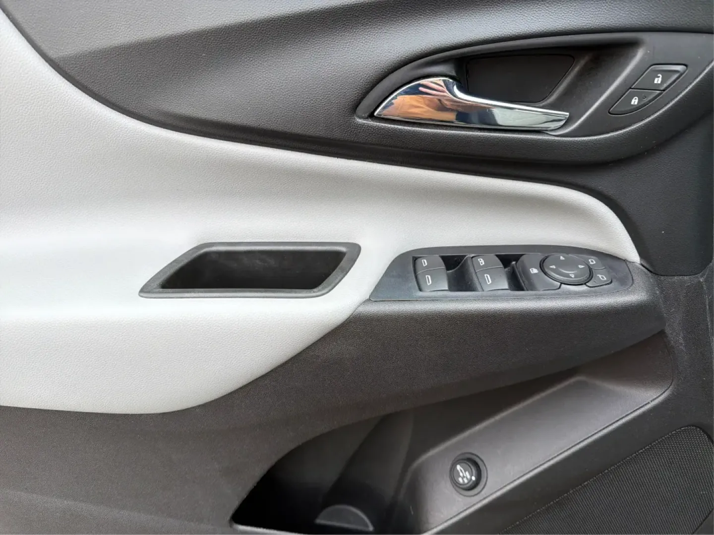 2018 Chevrolet Equinox LT (3GNAXTEX8JS) with an 2L I-4 gasoline direct injection engine, 6A transmission, located at 1230 East Main St, Xenia, OH, 45385, (937) 908-9800, 39.688026, -83.910172 - Are you ready for your next adventure? Whether you're embarking on a weekend getaway with family or tackling the daily commute with style, the 2018 Chevrolet Equinox LT is the perfect companion for all of life's journeys. This SUV, available at Advantage Car and Credit in Xenia, OH, combines versati - Photo#19